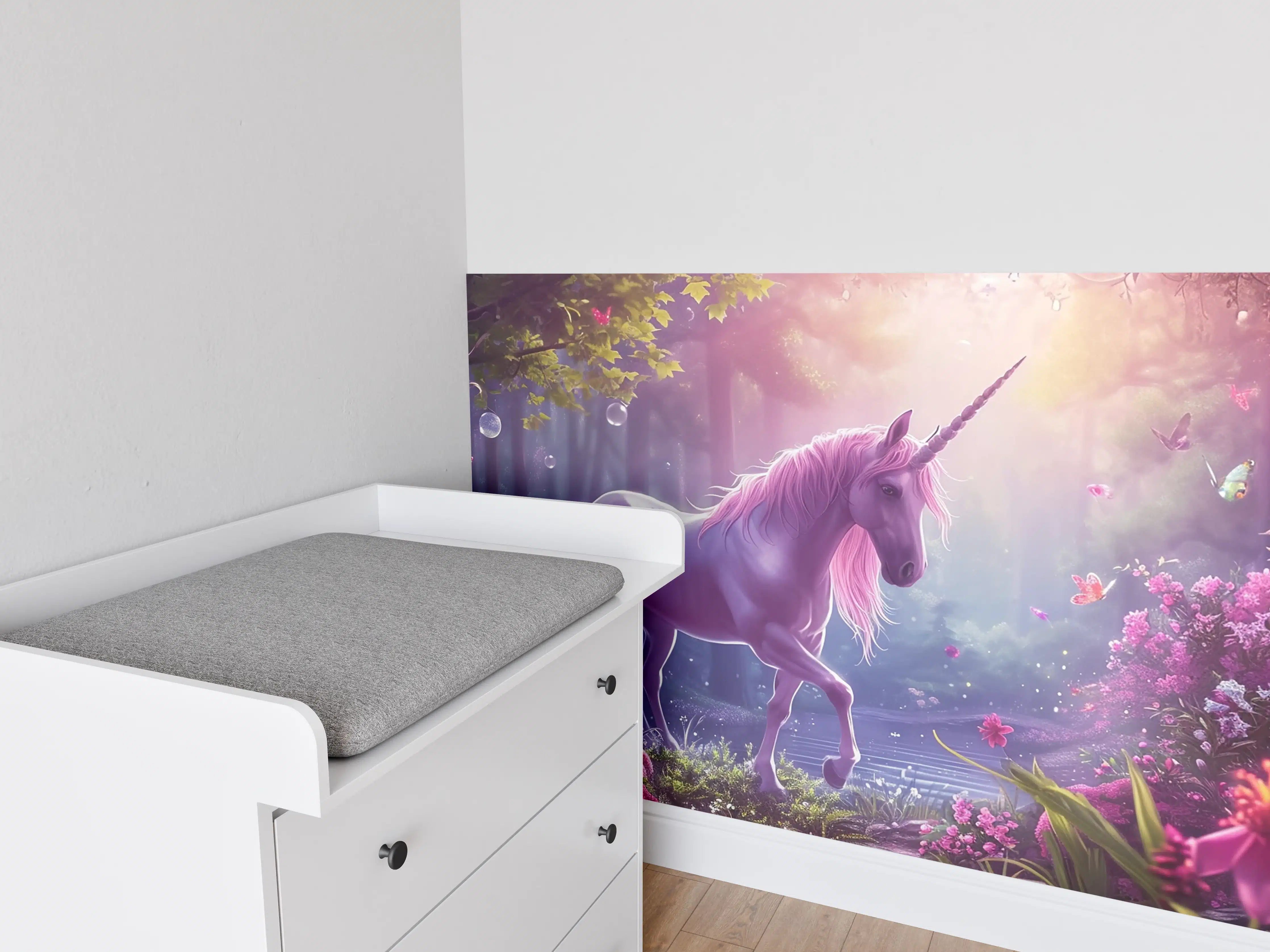 Babyzimmer Wandgestaltung - Magischer Einhornwald mit pinken Blüten und sanftem Licht