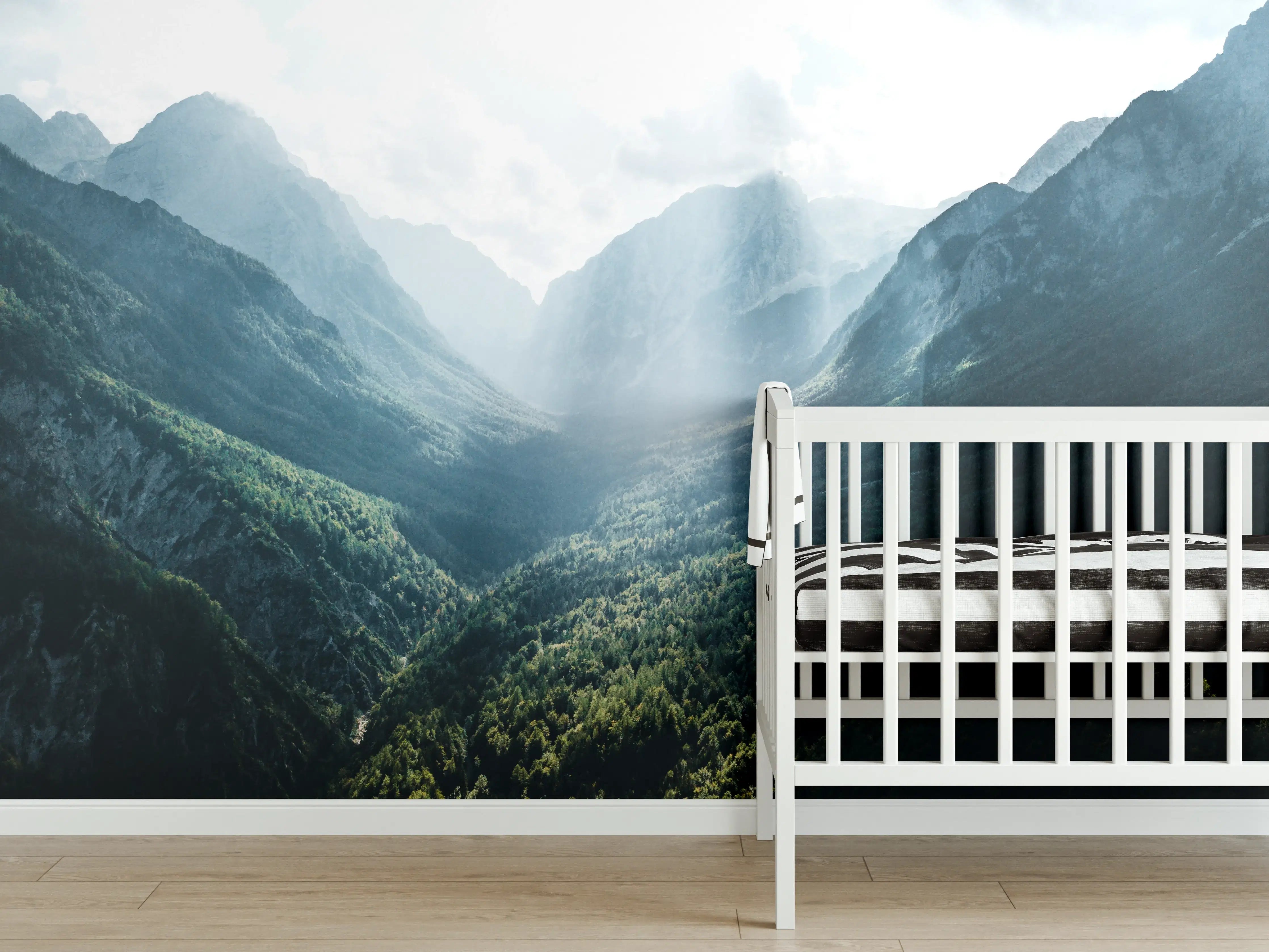 Babyzimmer Wandgestaltung - Majestätische Bergkulisse mit Sonnenstrahlen