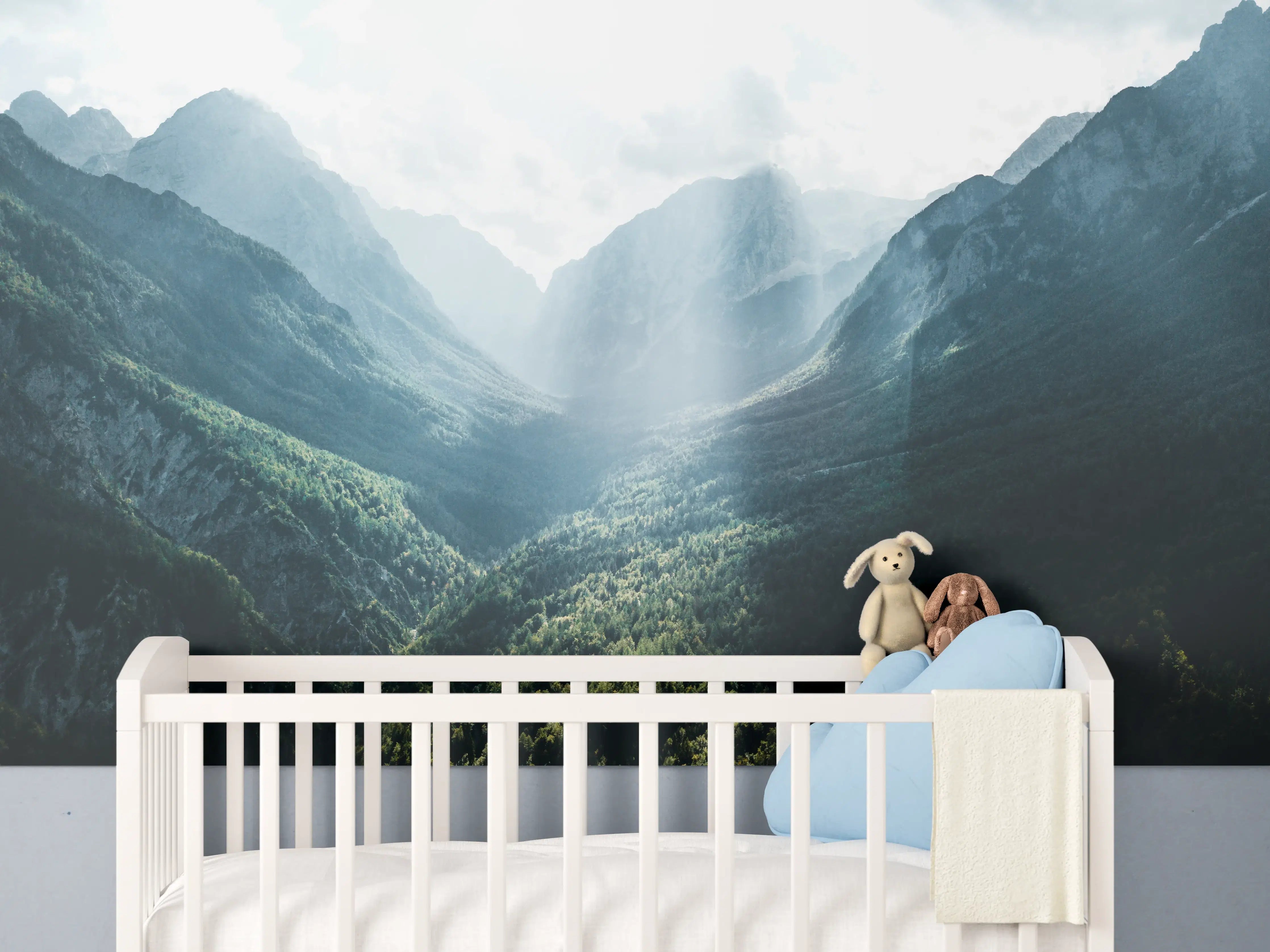 Babyzimmer Wandgestaltung - Majestätische Bergkulisse mit Sonnenstrahlen