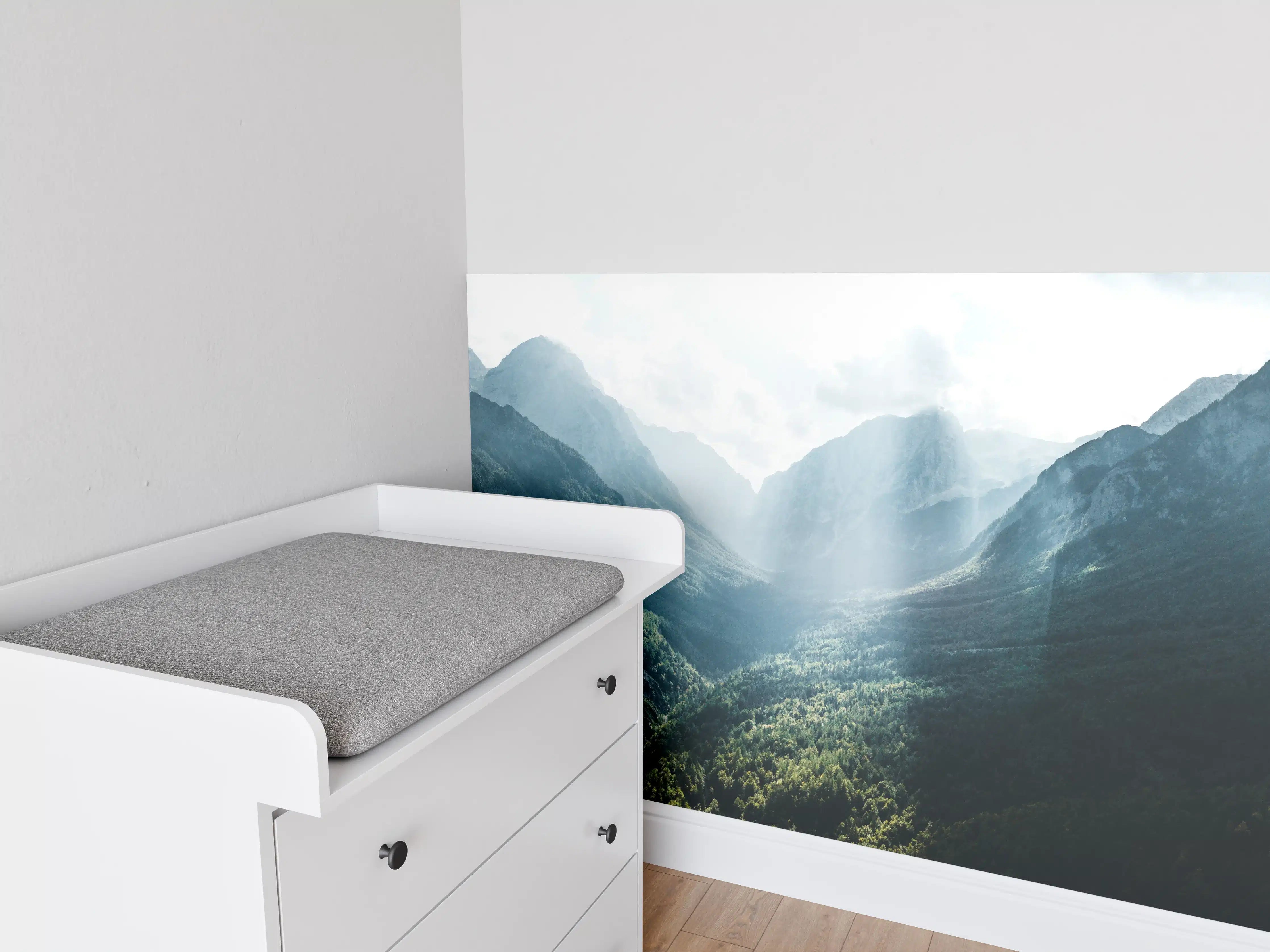 Babyzimmer Wandgestaltung - Majestätische Bergkulisse mit Sonnenstrahlen