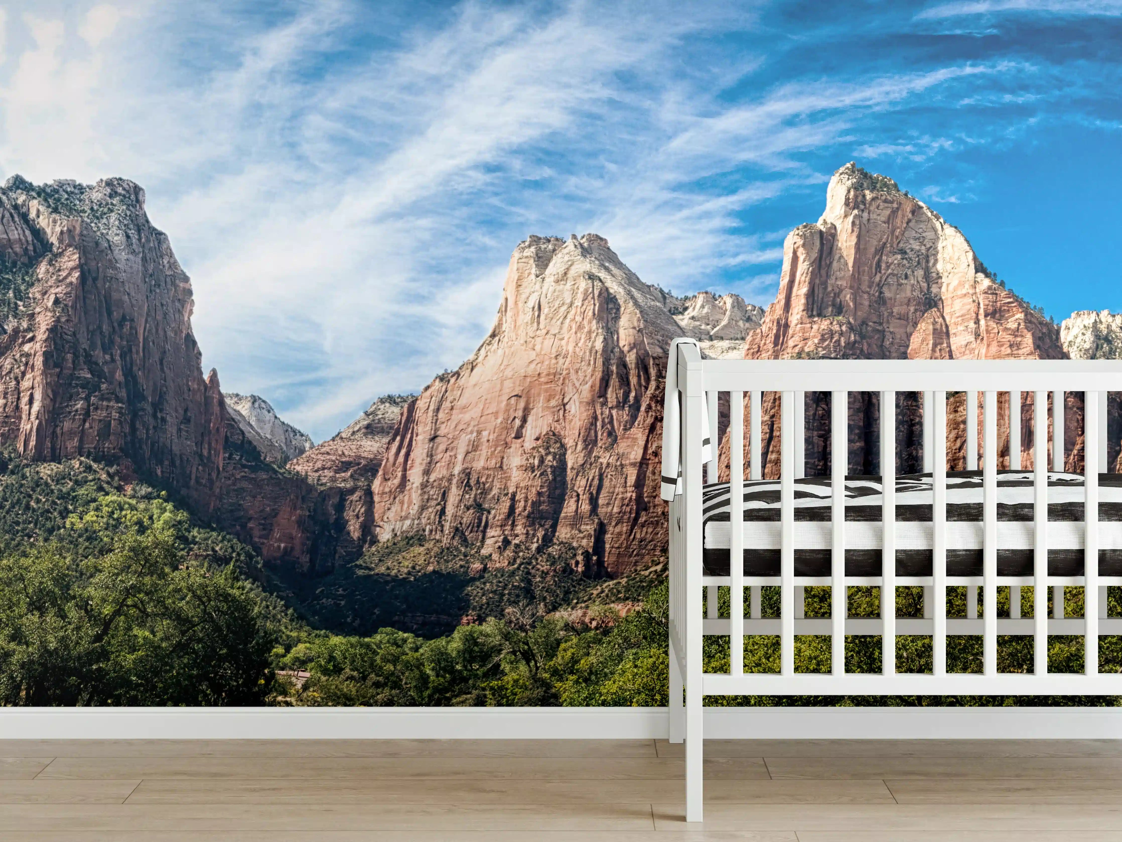Babyzimmer Wandgestaltung - Majestätische Bergkulisse unter blauem Himmel