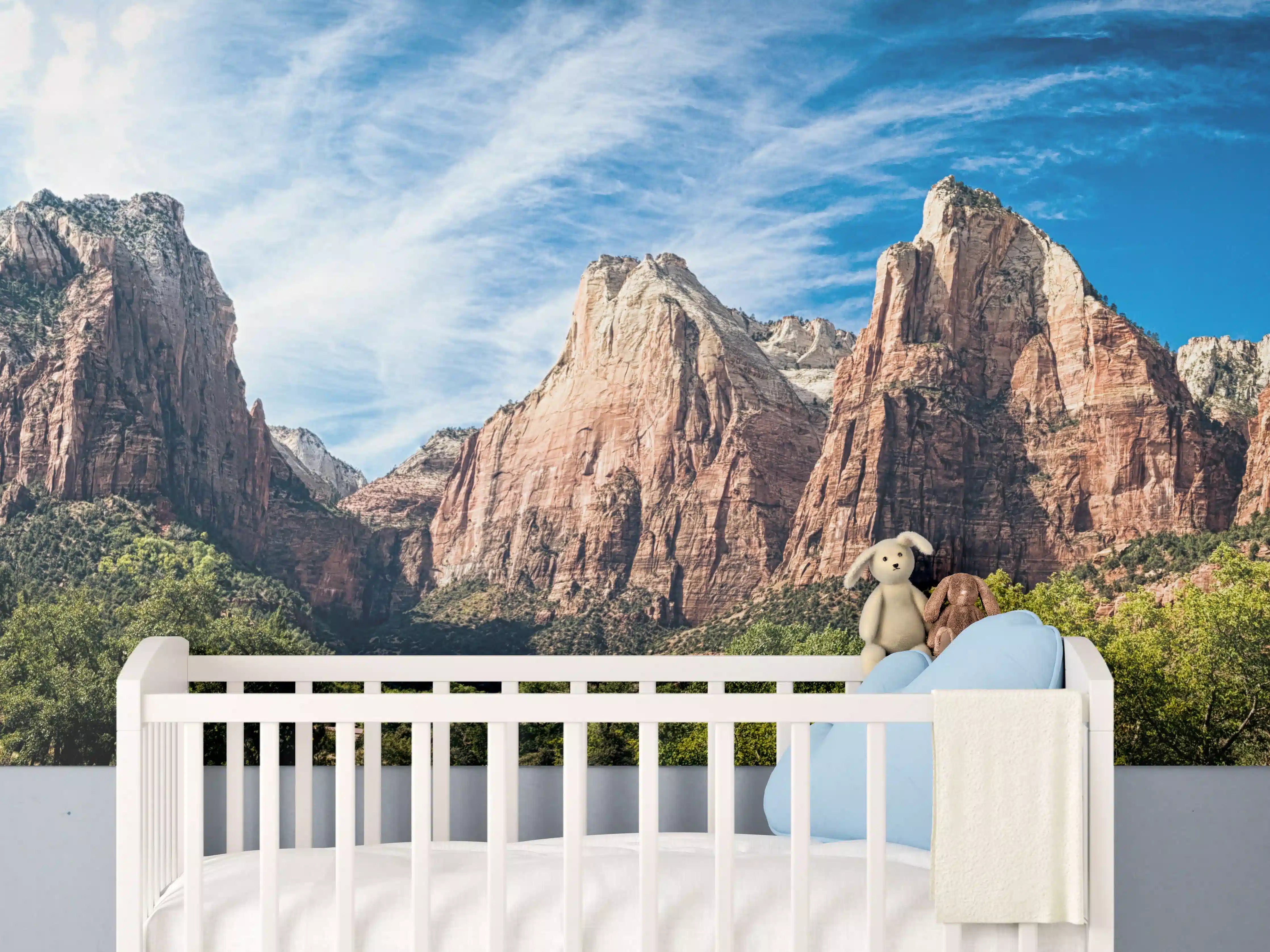 Babyzimmer Wandgestaltung - Majestätische Bergkulisse unter blauem Himmel