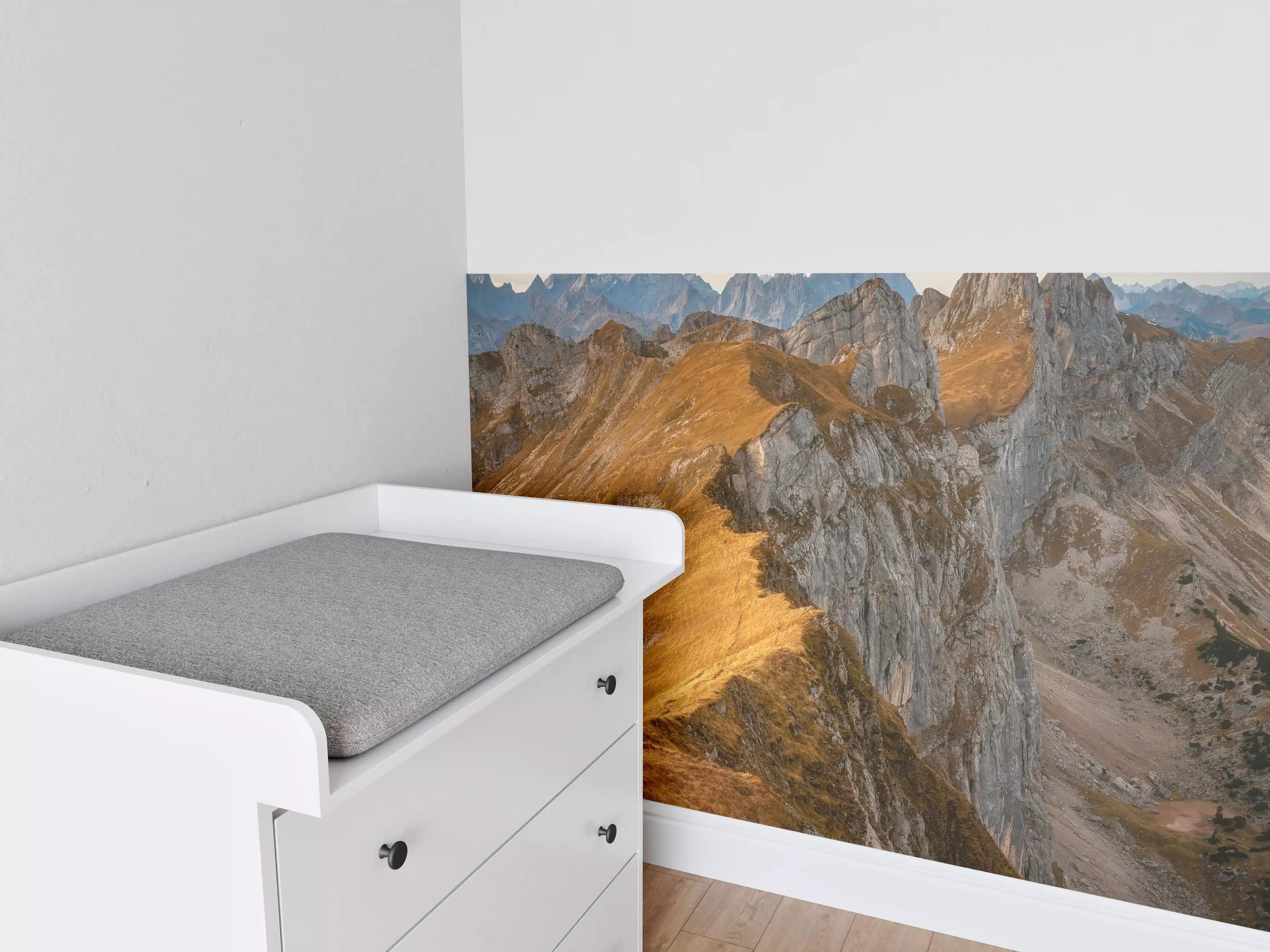Babyzimmer Wandgestaltung - Majestätische Berglandschaft in warmen Tönen
