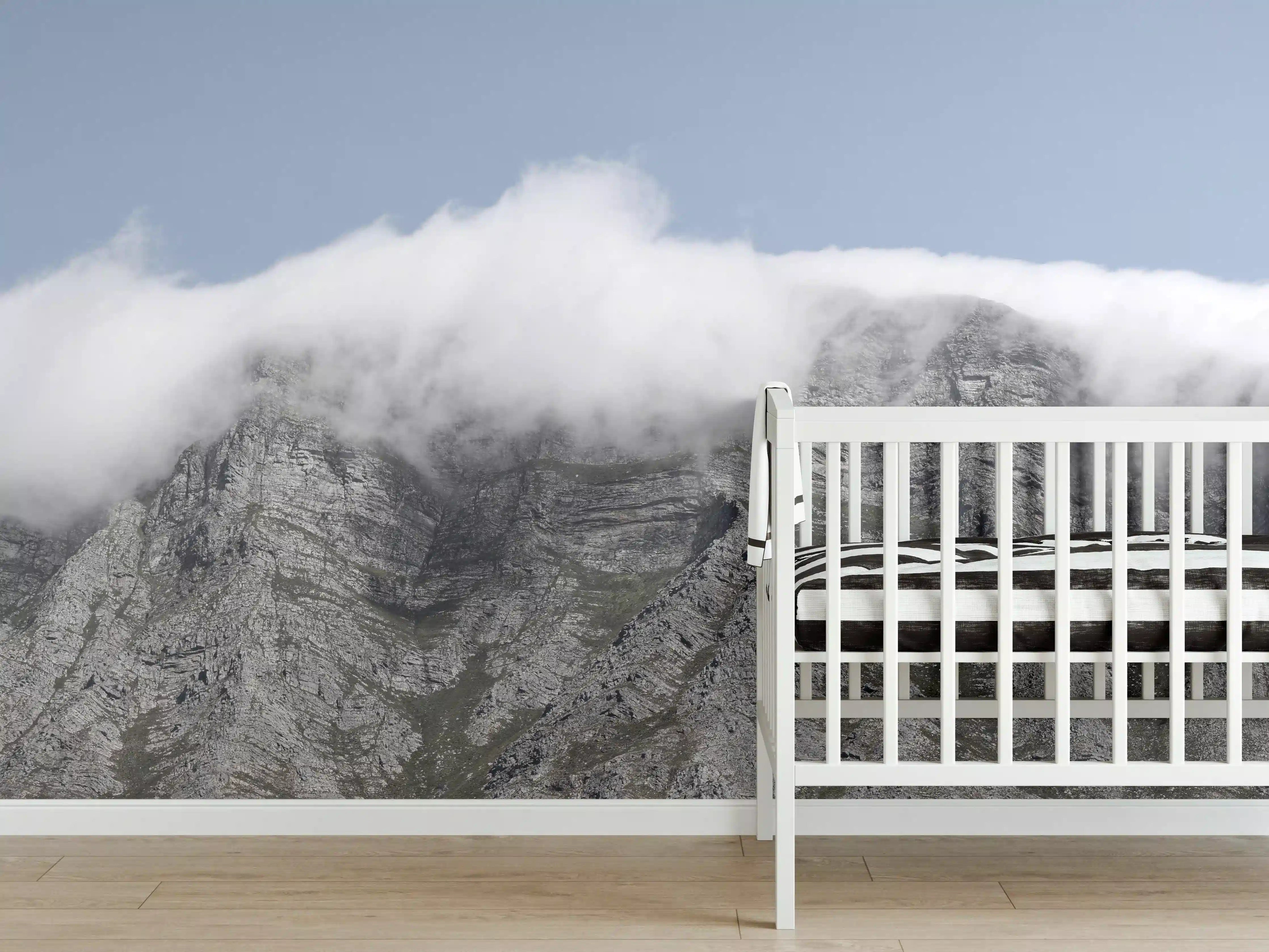 Babyzimmer Wandgestaltung - Majestätische Bergspitzen im Nebel