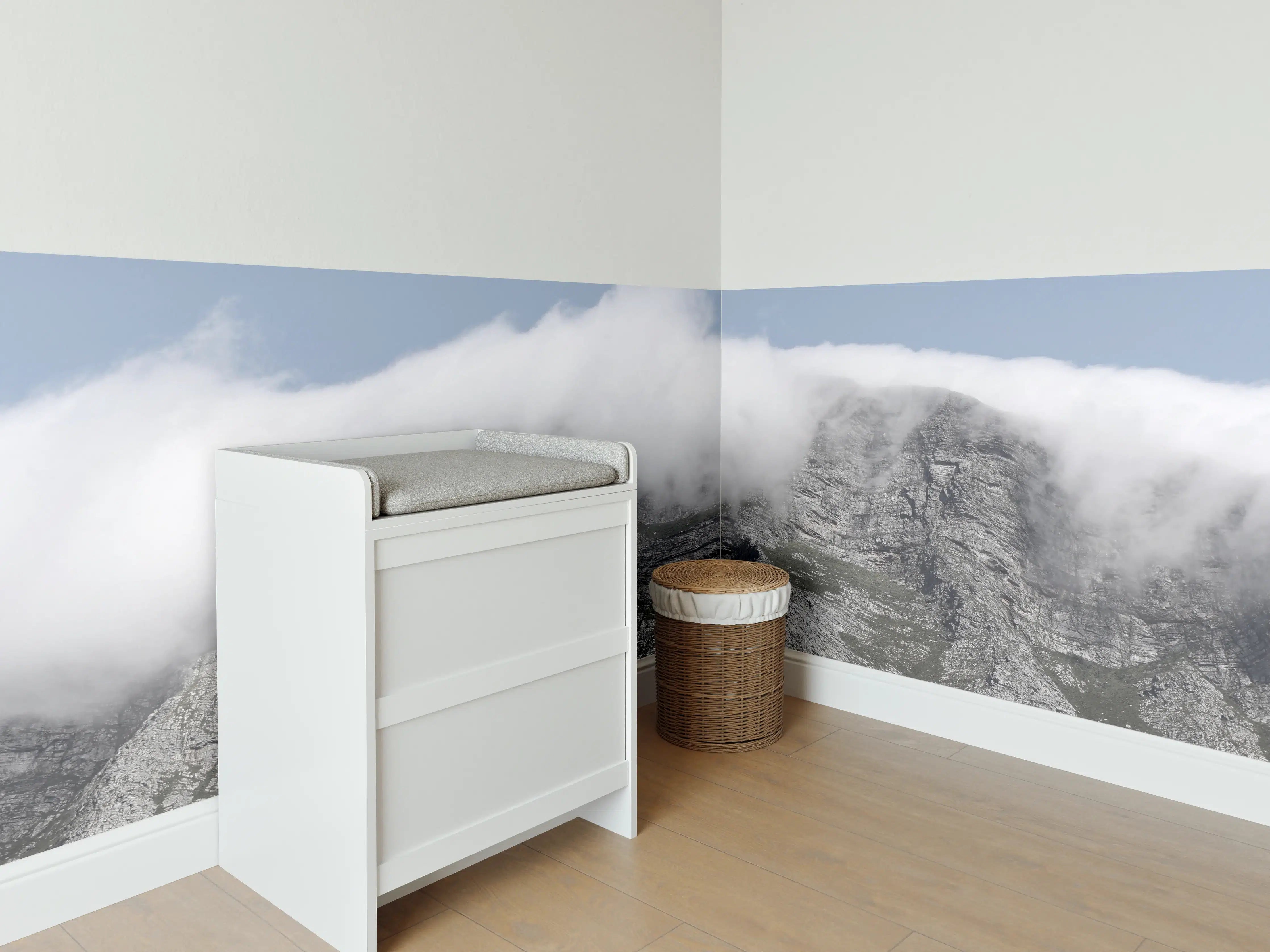 Babyzimmer Wandgestaltung - Majestätische Bergspitzen im Nebel