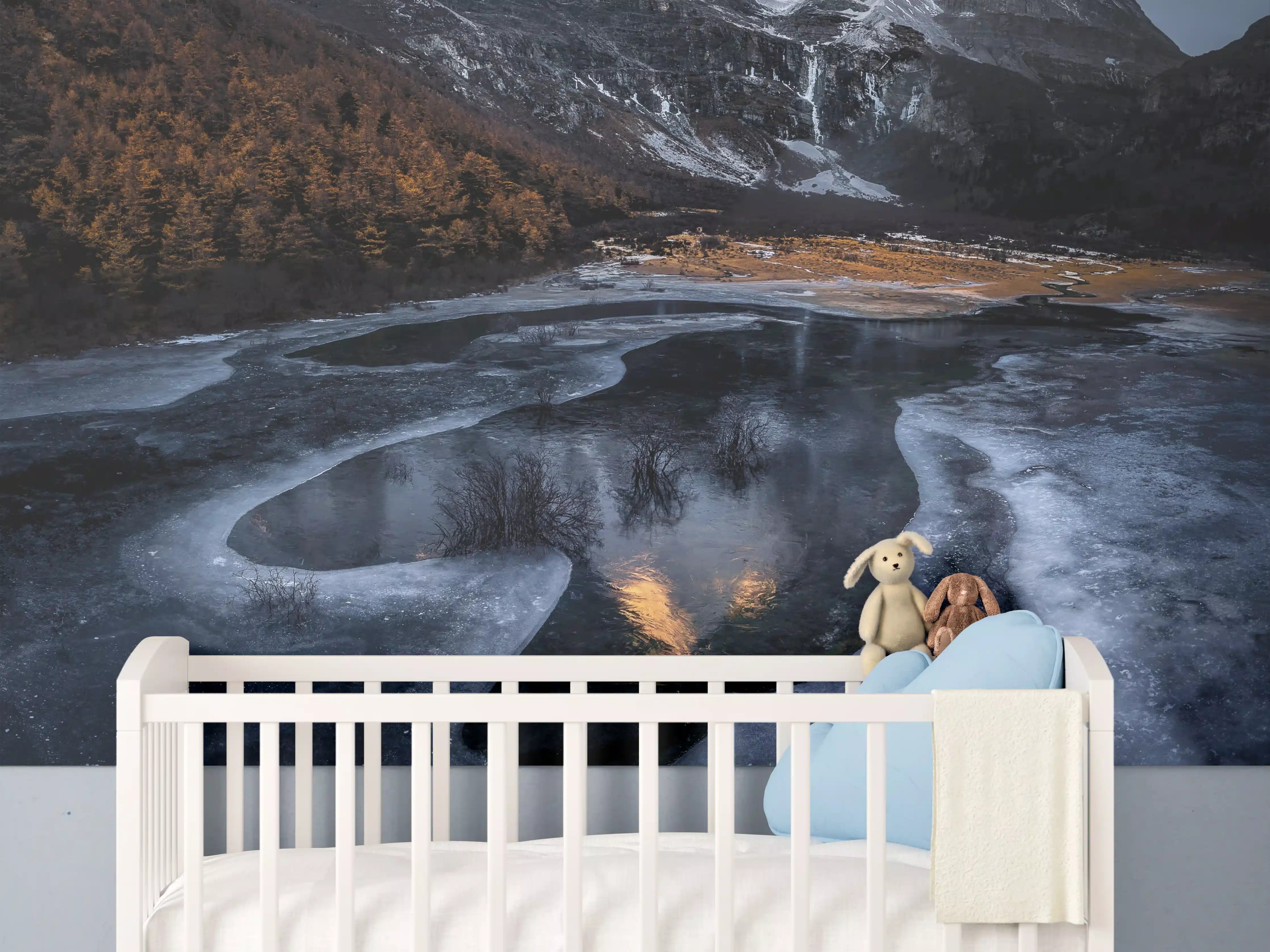 Babyzimmer Wandgestaltung - Majestätische Bergwelt mit gefrorenem See