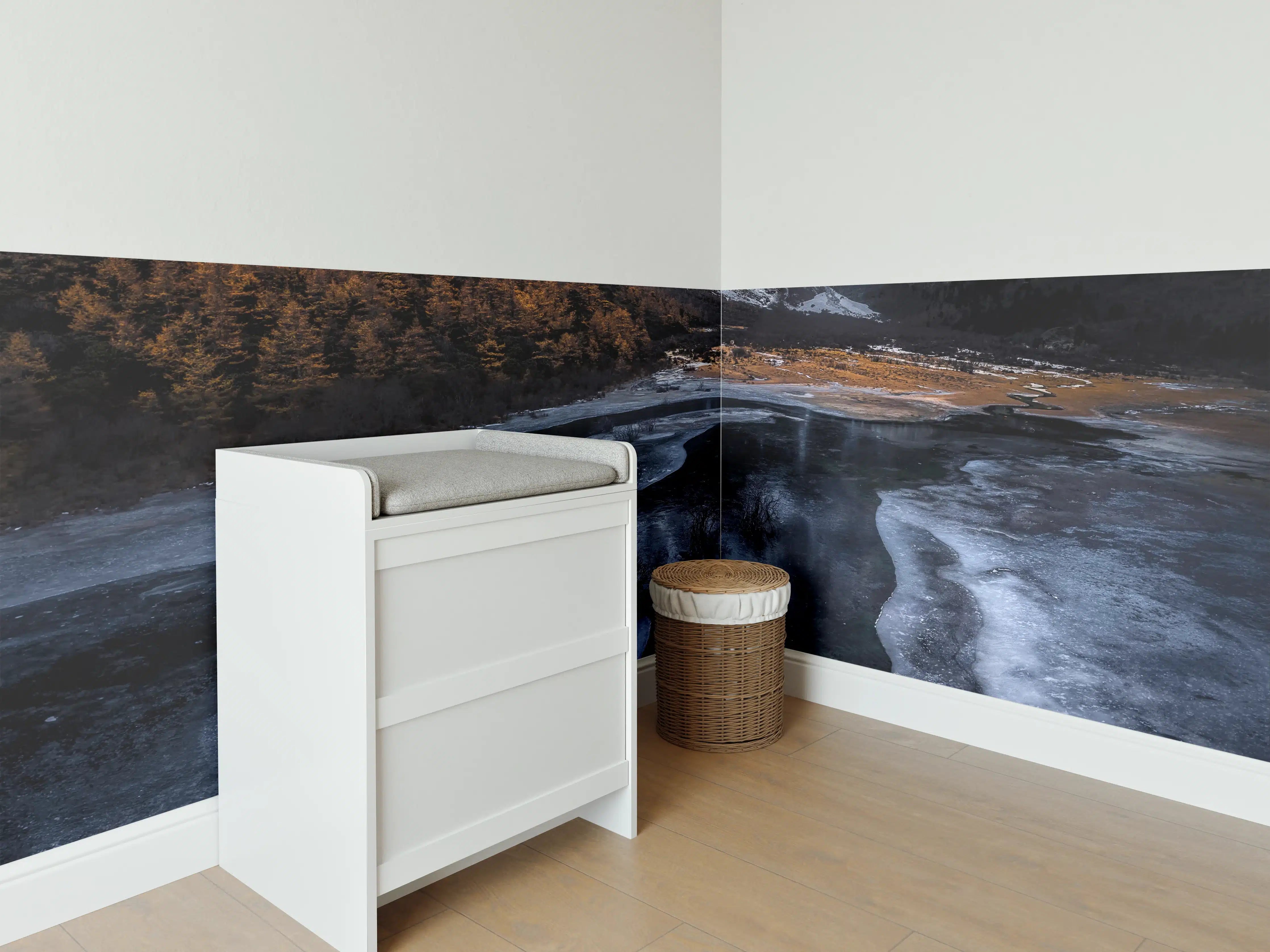 Babyzimmer Wandgestaltung - Majestätische Bergwelt mit gefrorenem See