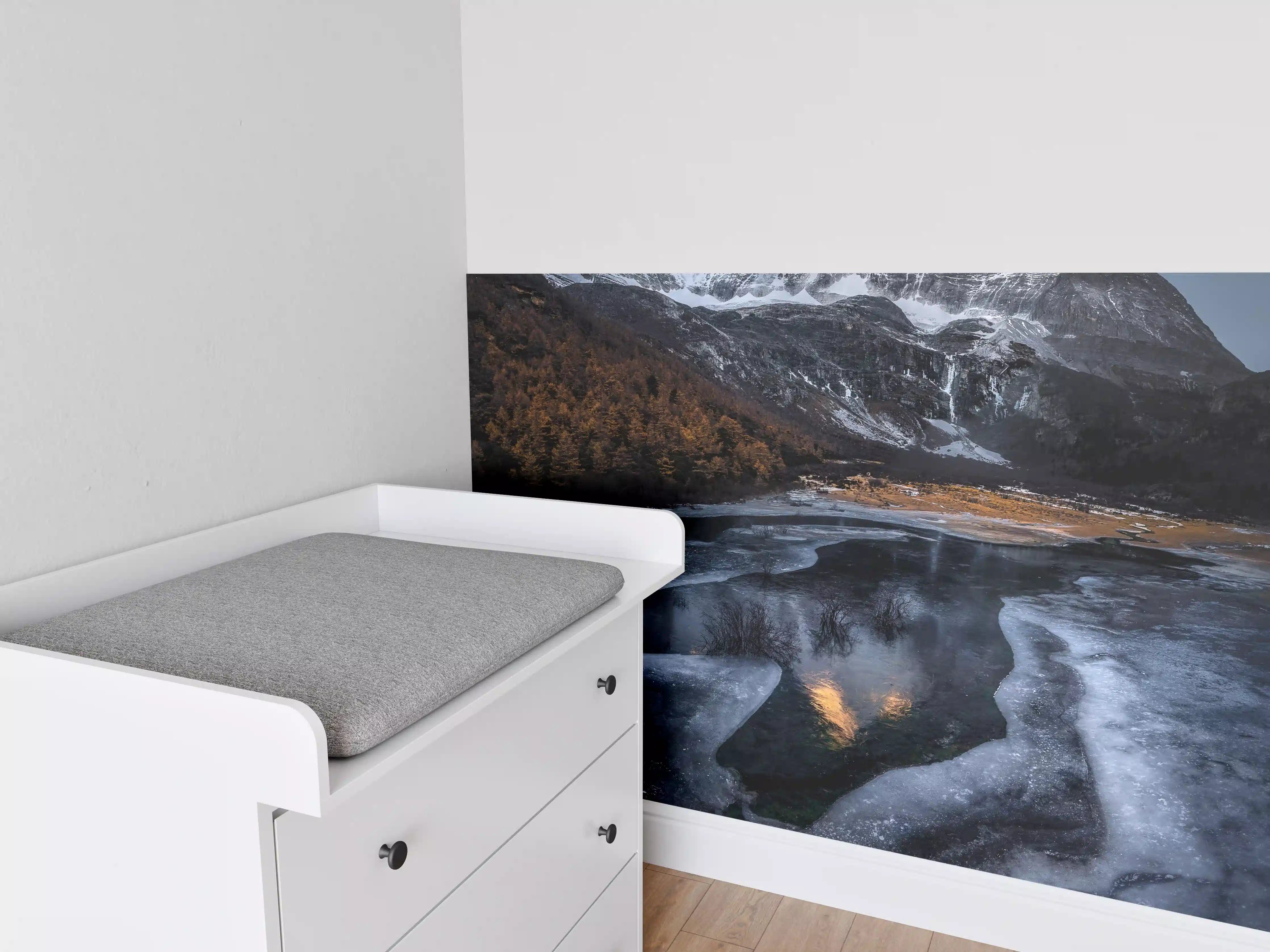 Babyzimmer Wandgestaltung - Majestätische Bergwelt mit gefrorenem See
