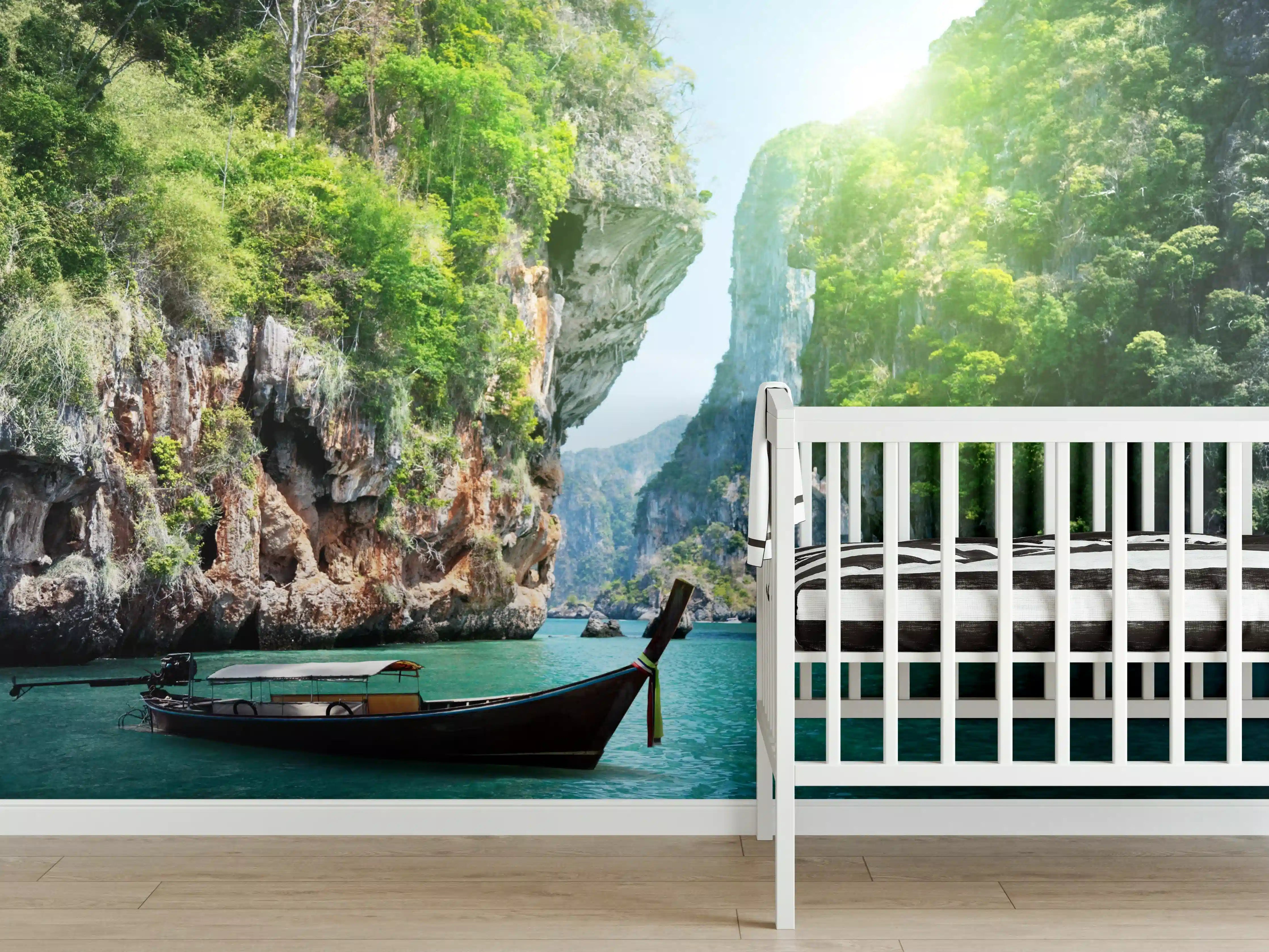 Babyzimmer Wandgestaltung - Majestätische Karstlandschaft mit Boot auf türkisem Wasser