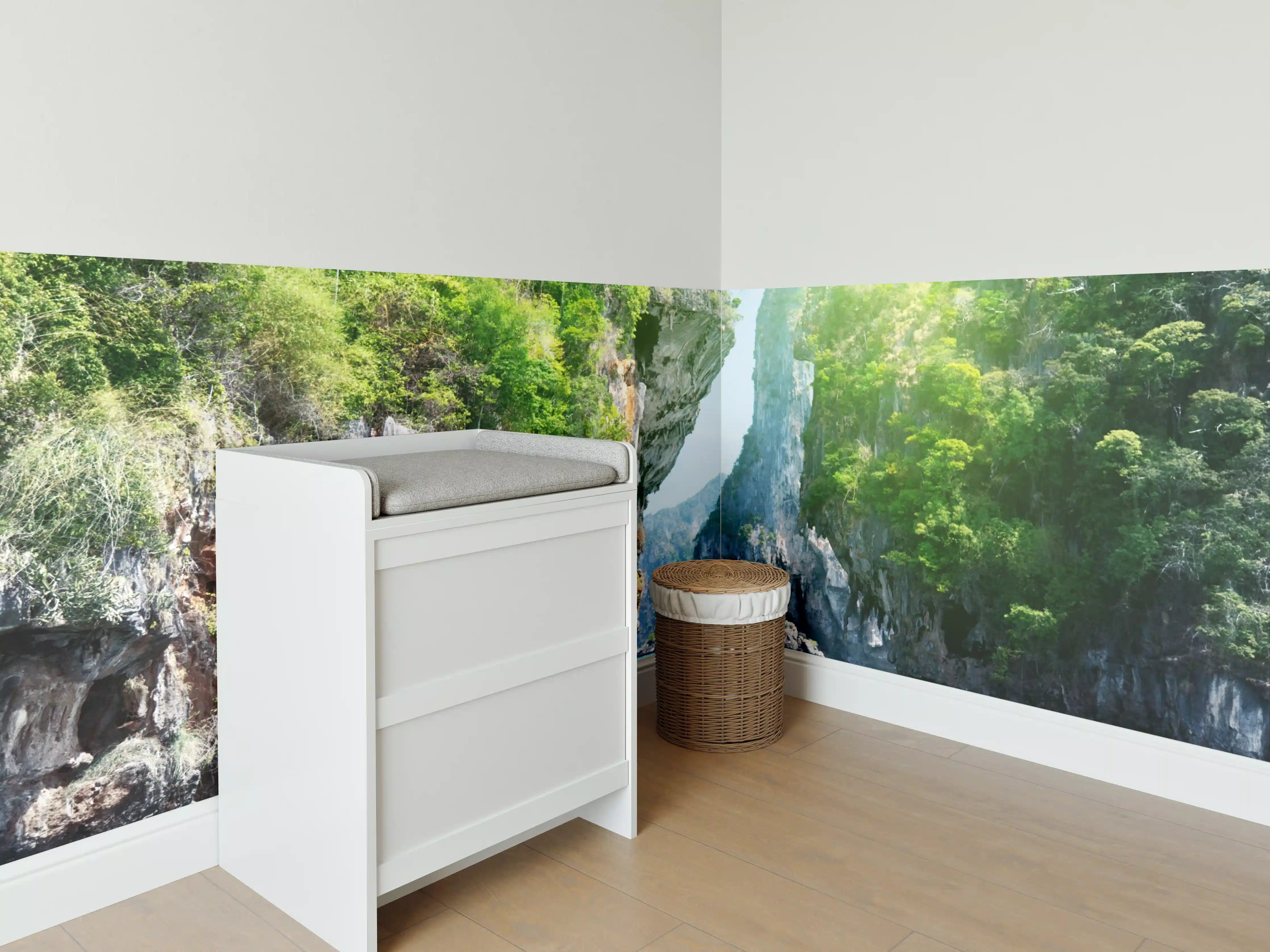 Babyzimmer Wandgestaltung - Majestätische Karstlandschaft mit Boot auf türkisem Wasser