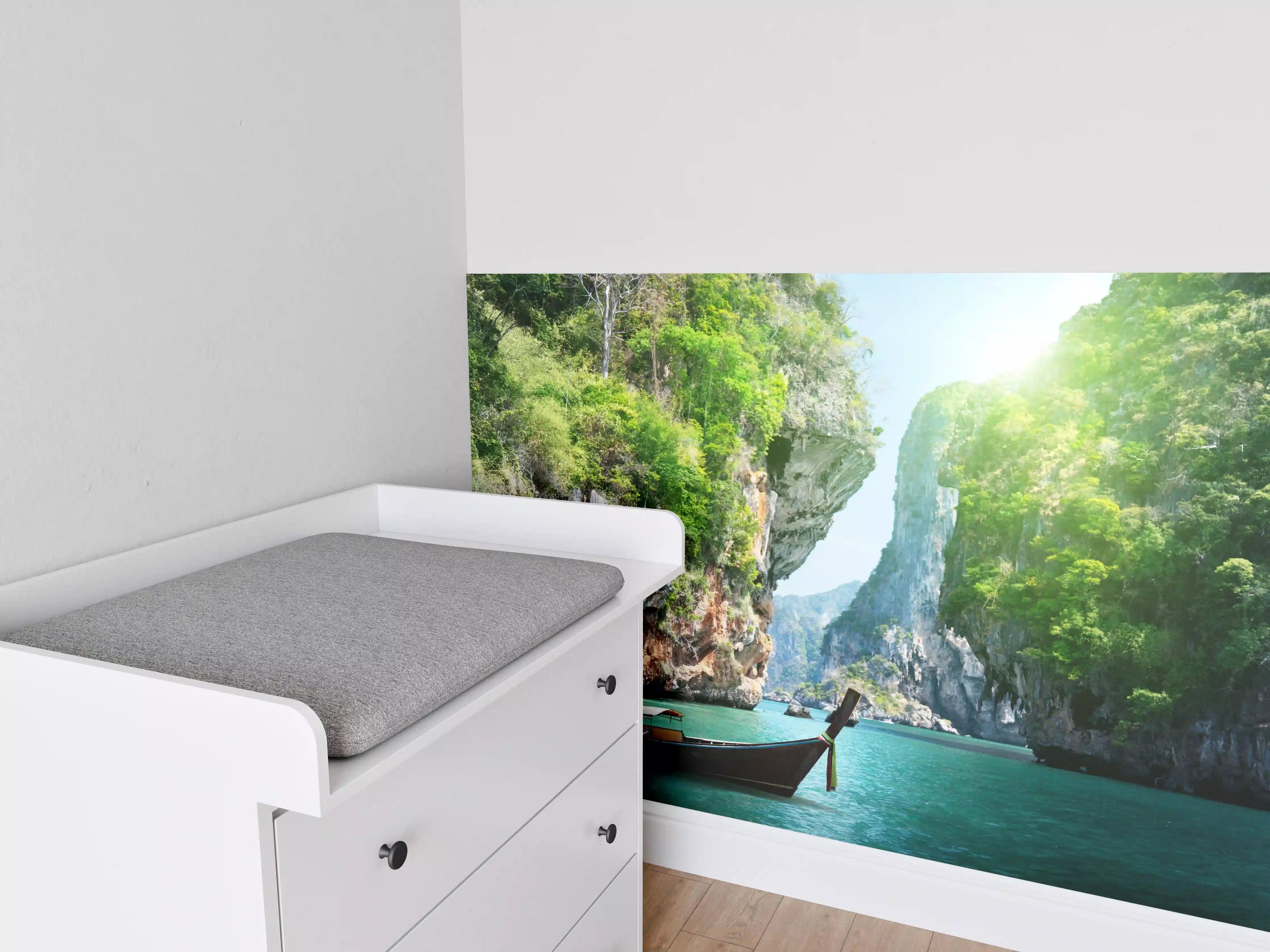 Babyzimmer Wandgestaltung - Majestätische Karstlandschaft mit Boot auf türkisem Wasser