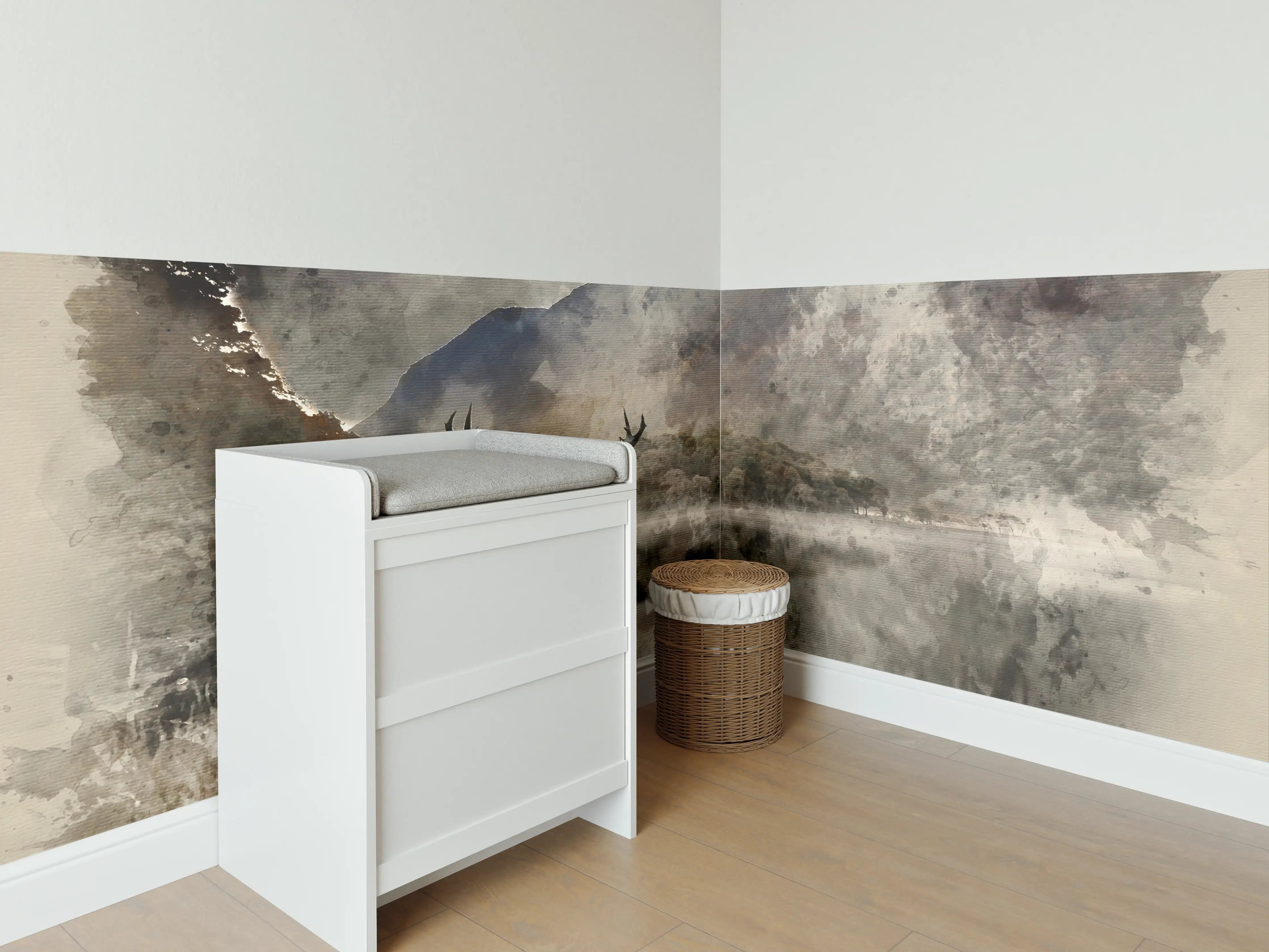 Babyzimmer Wandgestaltung - Majestätischer Elch in nebliger Berglandschaft