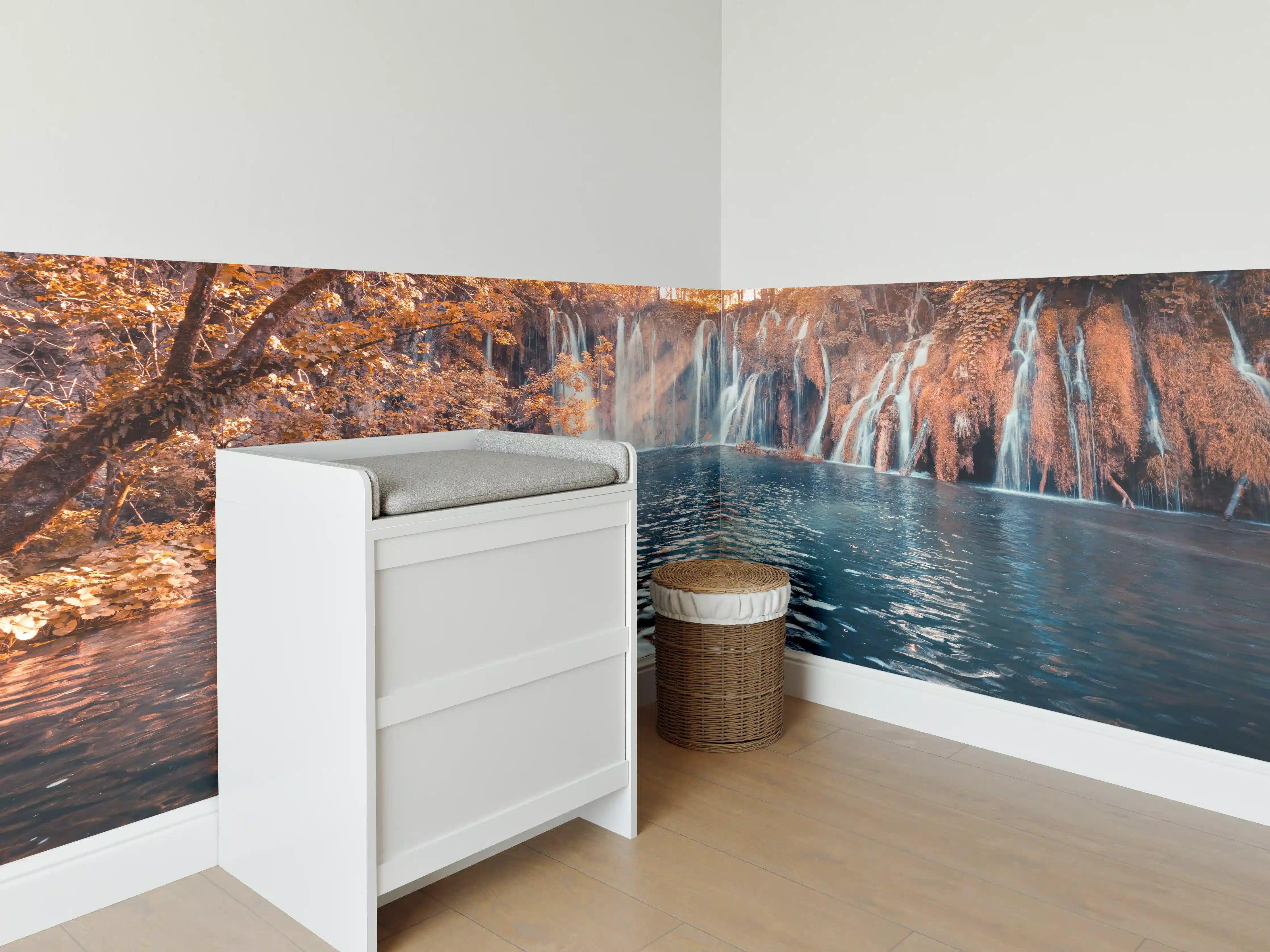 Babyzimmer Wandgestaltung - Majestätischer Wasserfall in Herbstfarben