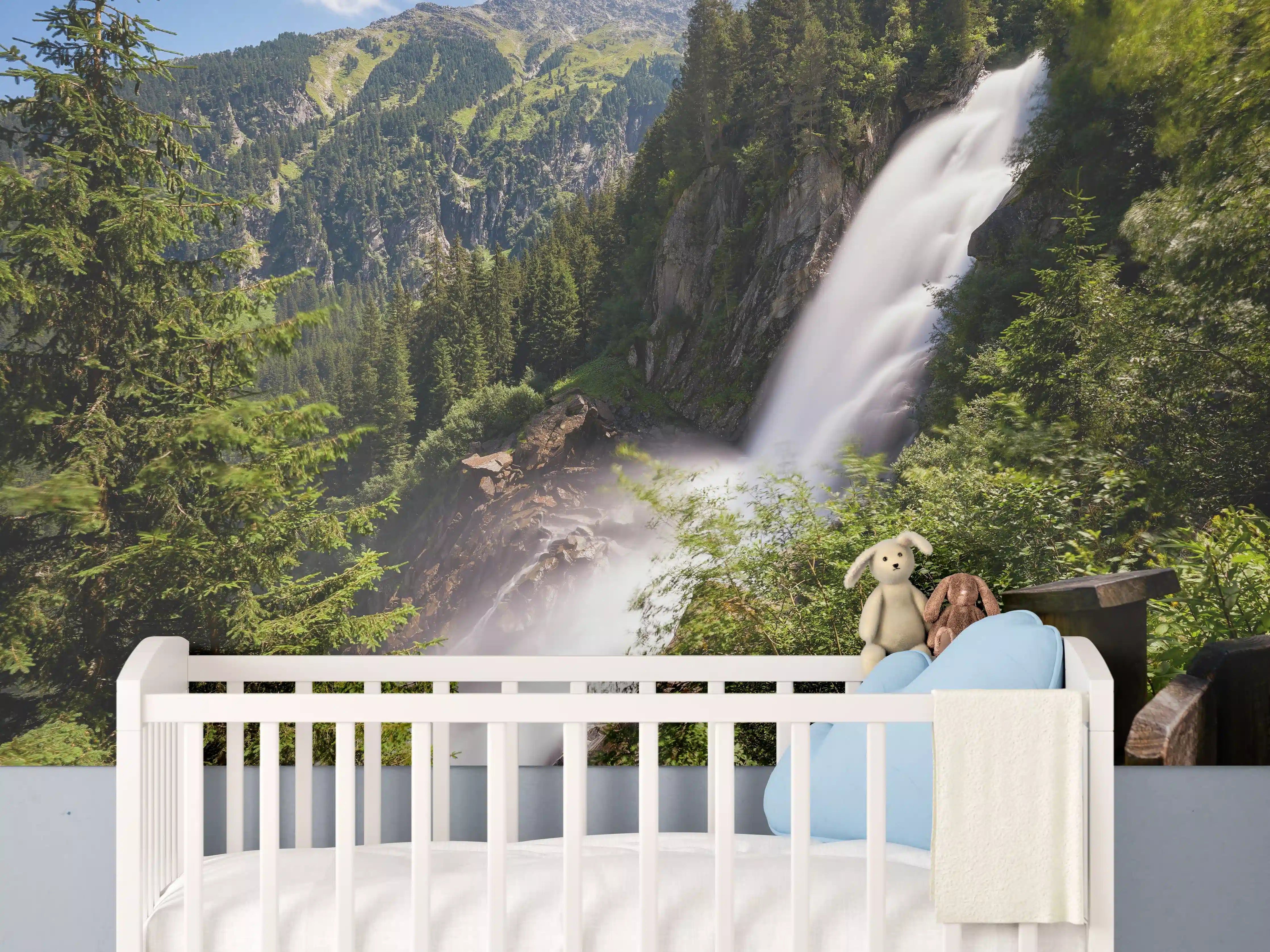Babyzimmer Wandgestaltung - Majestätischer Wasserfall inmitten des grünen Waldes