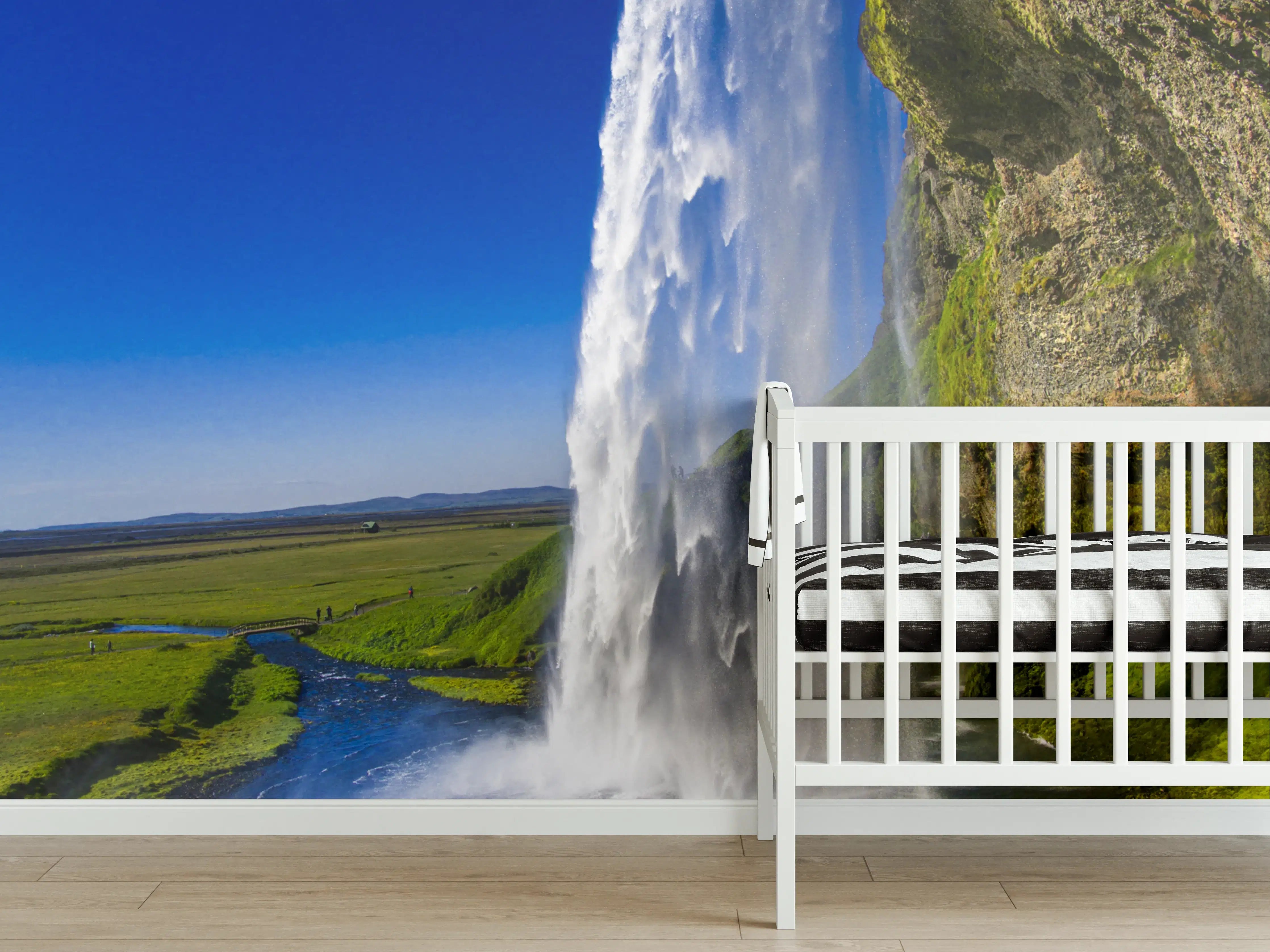 Babyzimmer Wandgestaltung - Majestätischer Wasserfall vor grüner Weite