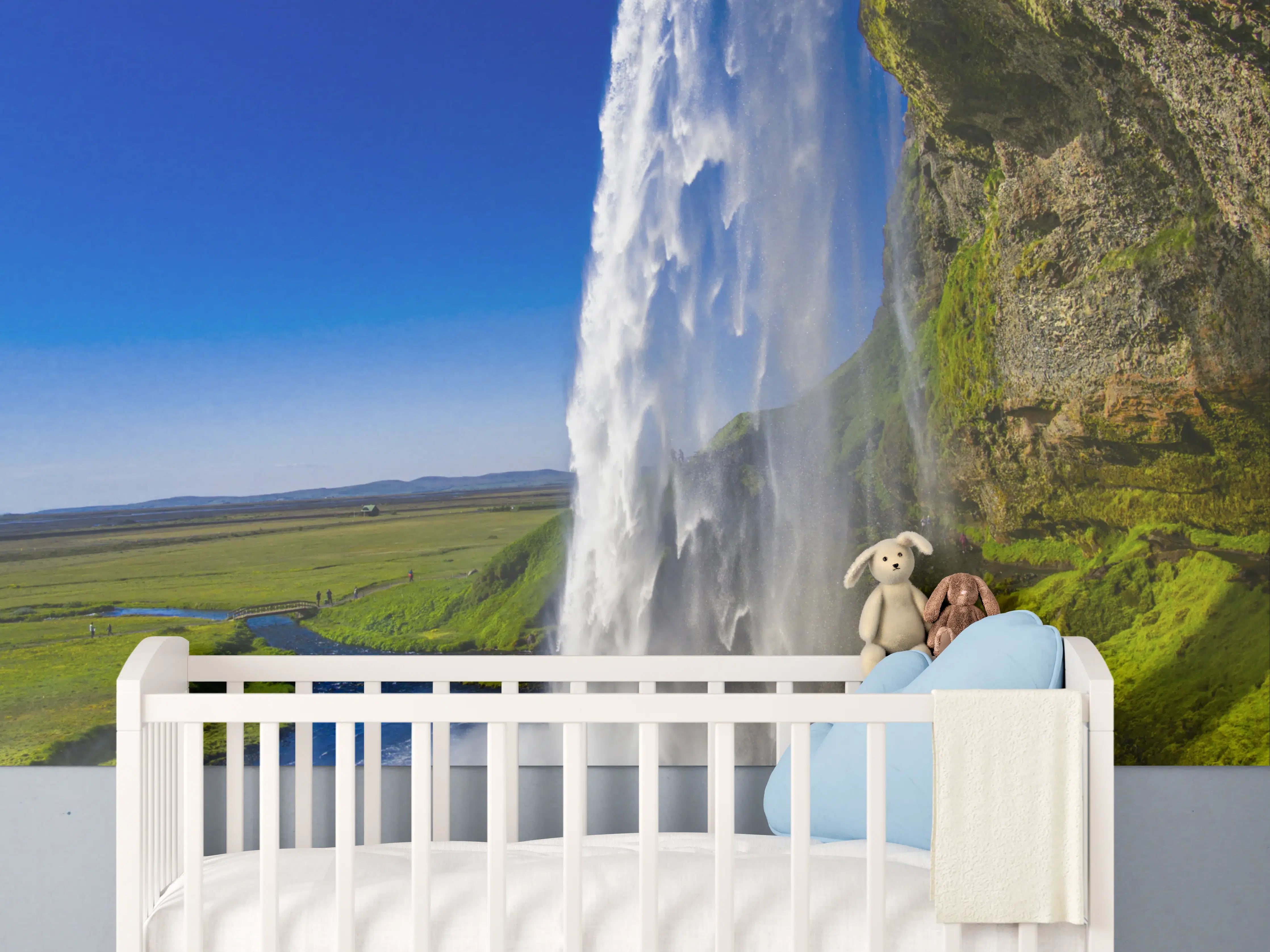 Babyzimmer Wandgestaltung - Majestätischer Wasserfall vor grüner Weite