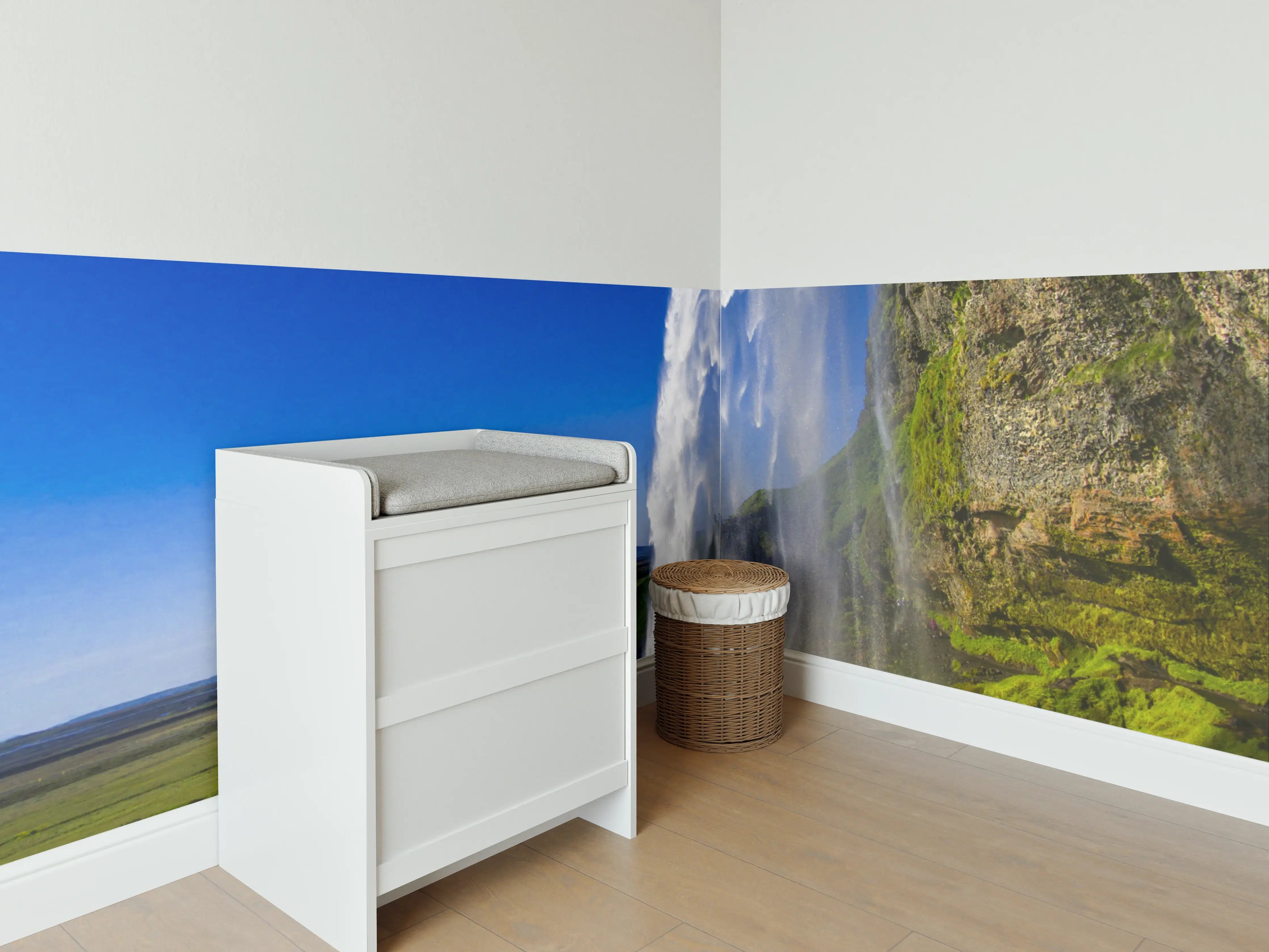 Babyzimmer Wandgestaltung - Majestätischer Wasserfall vor grüner Weite