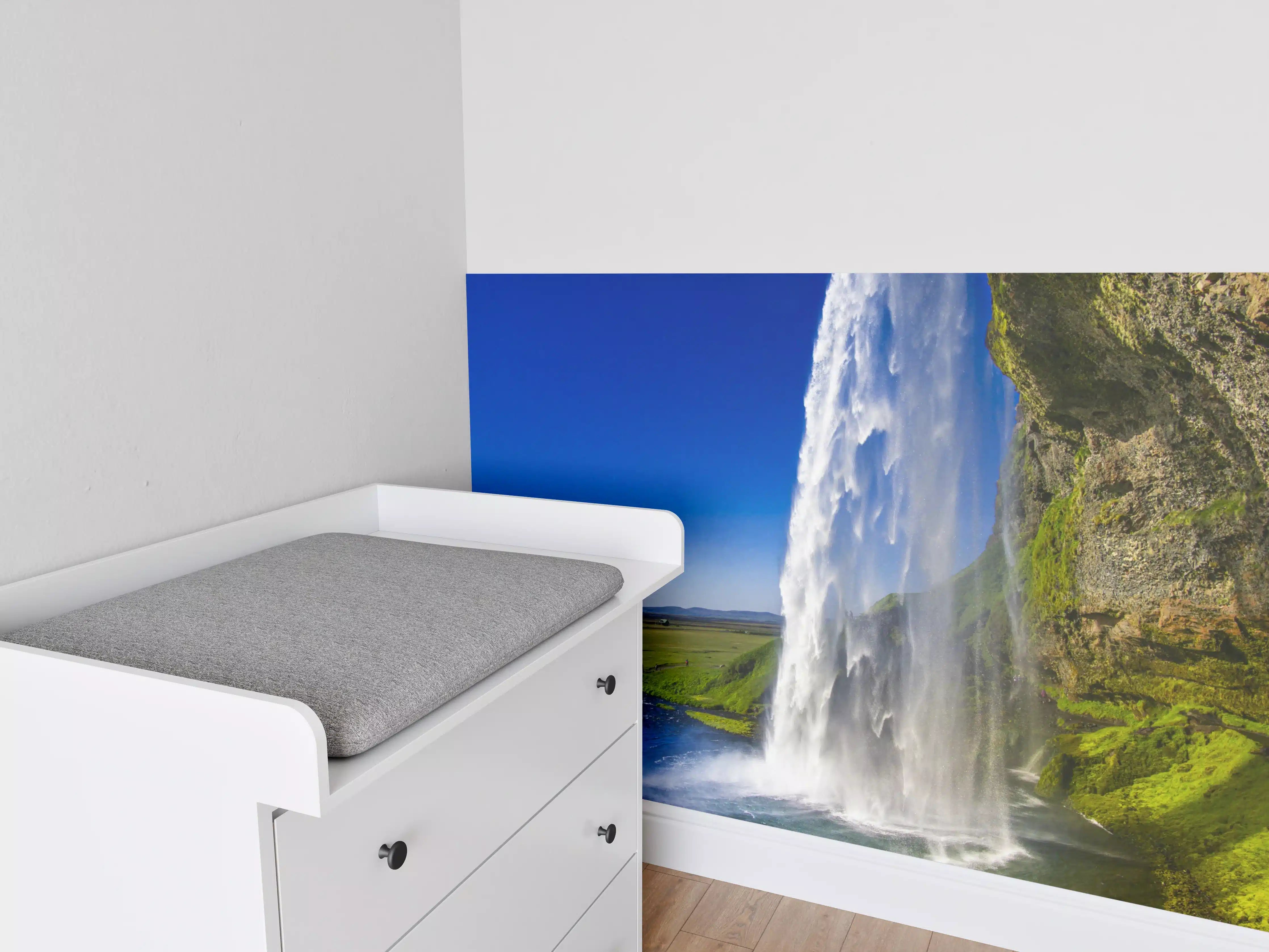 Babyzimmer Wandgestaltung - Majestätischer Wasserfall vor grüner Weite