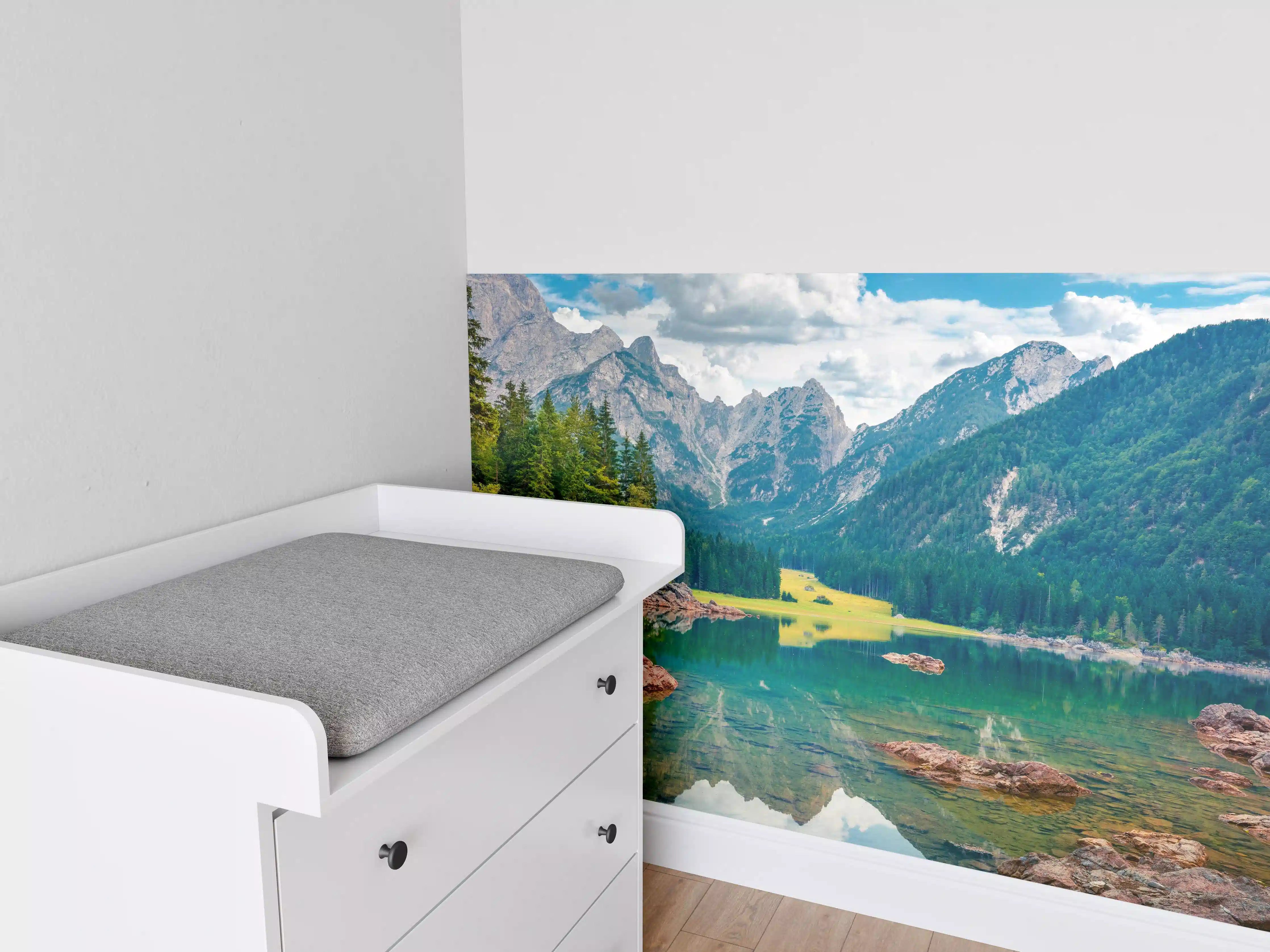 Babyzimmer Wandgestaltung - Malerische Sommeransicht des Fusine Sees