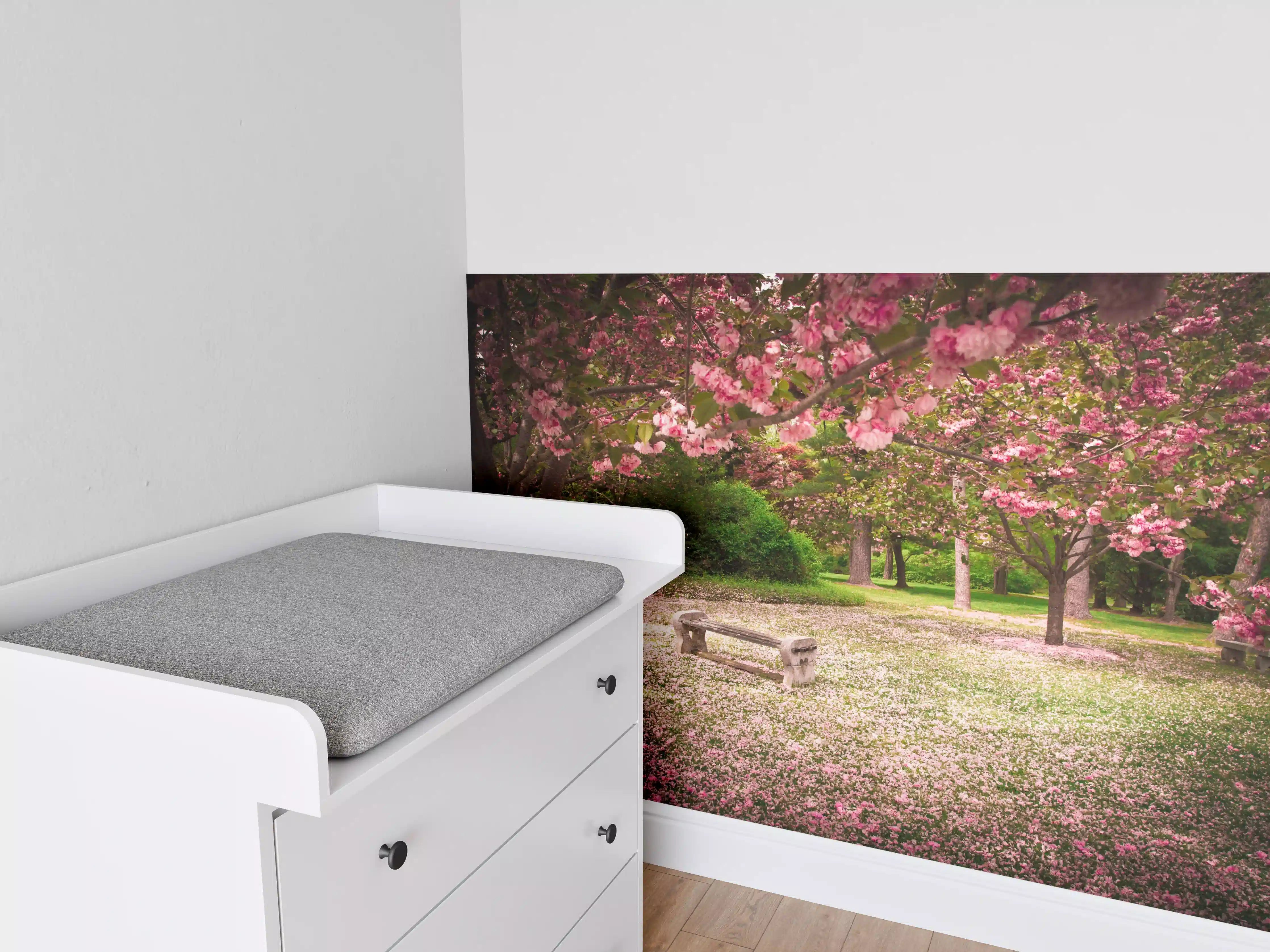 Babyzimmer Wandgestaltung - Malerischer Frühlingsgarten mit blühenden Kirschbäumen