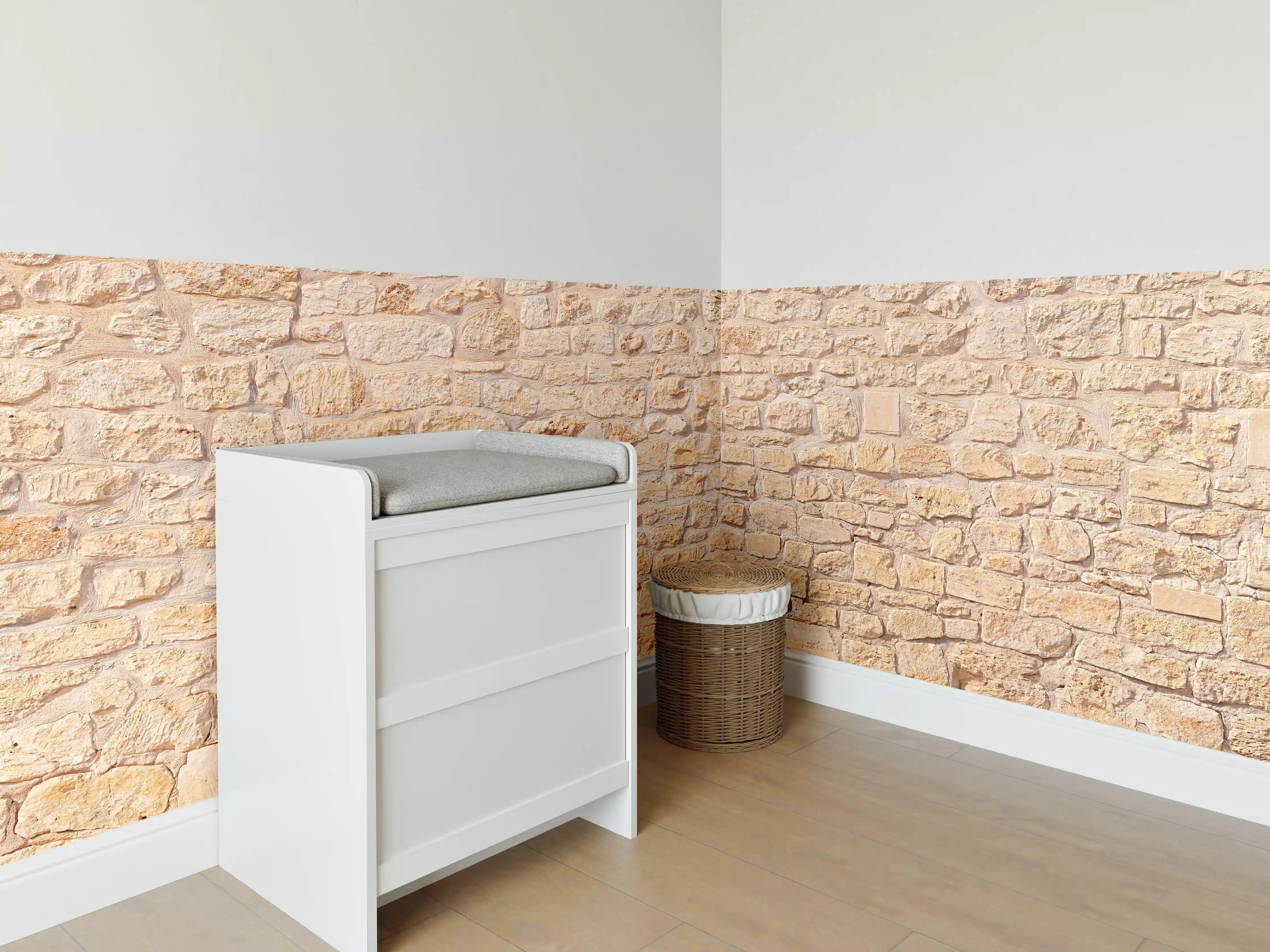 Babyzimmer Wandgestaltung - Massive braune Steinfassade