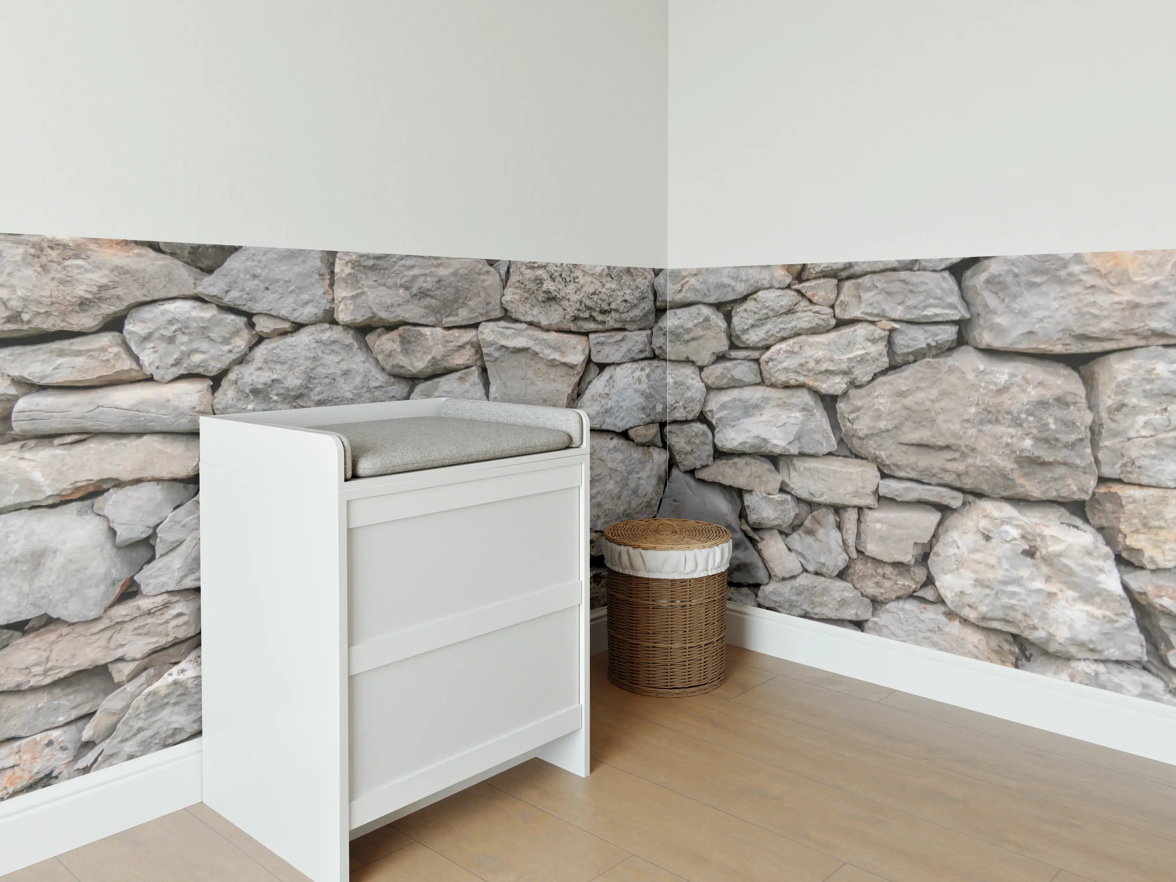 Babyzimmer Wandgestaltung - Massive raue Steinwand