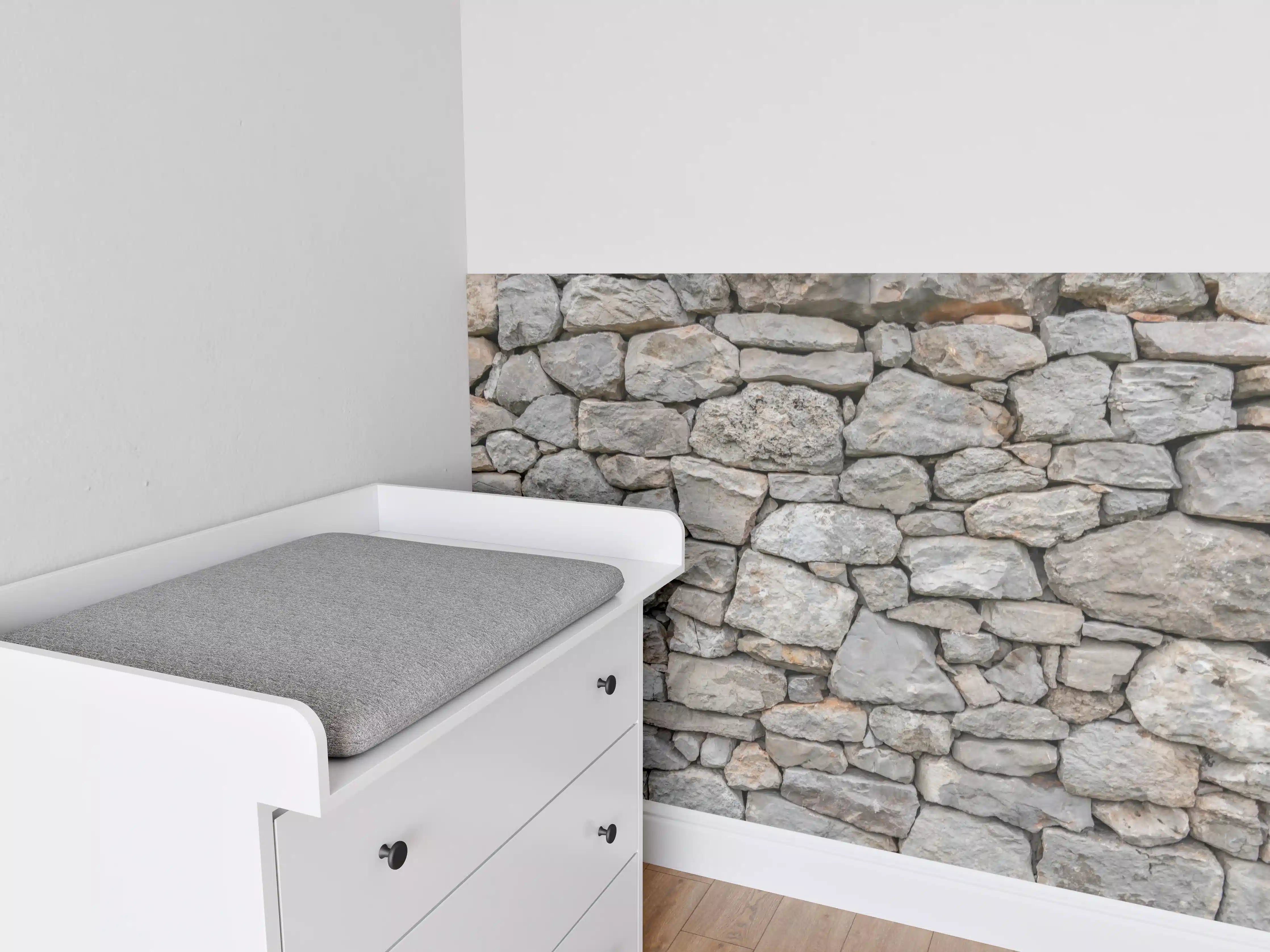 Babyzimmer Wandgestaltung - Massive raue Steinwand