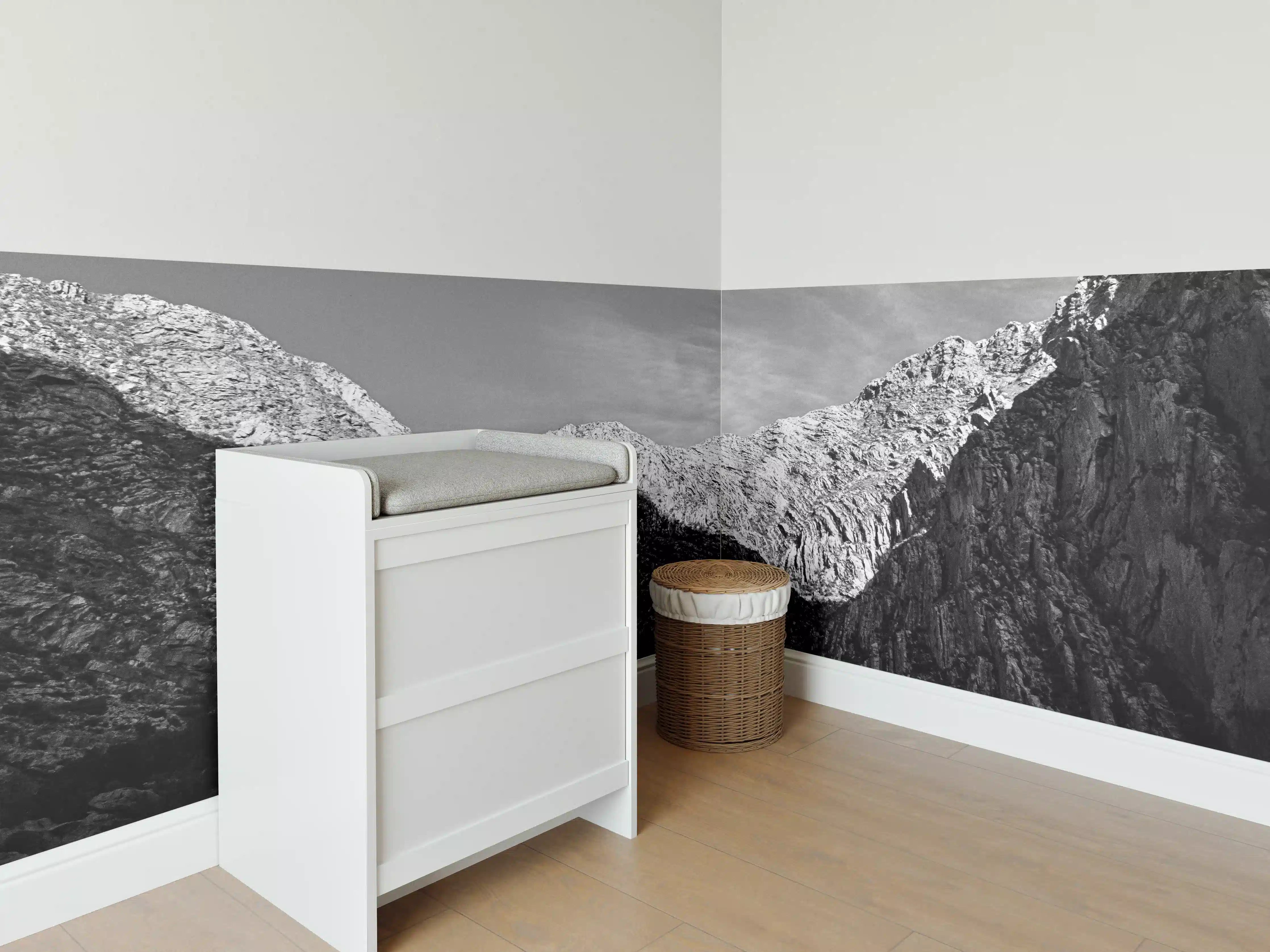 Babyzimmer Wandgestaltung - Minimal Schwarz-Weiß Gebirge