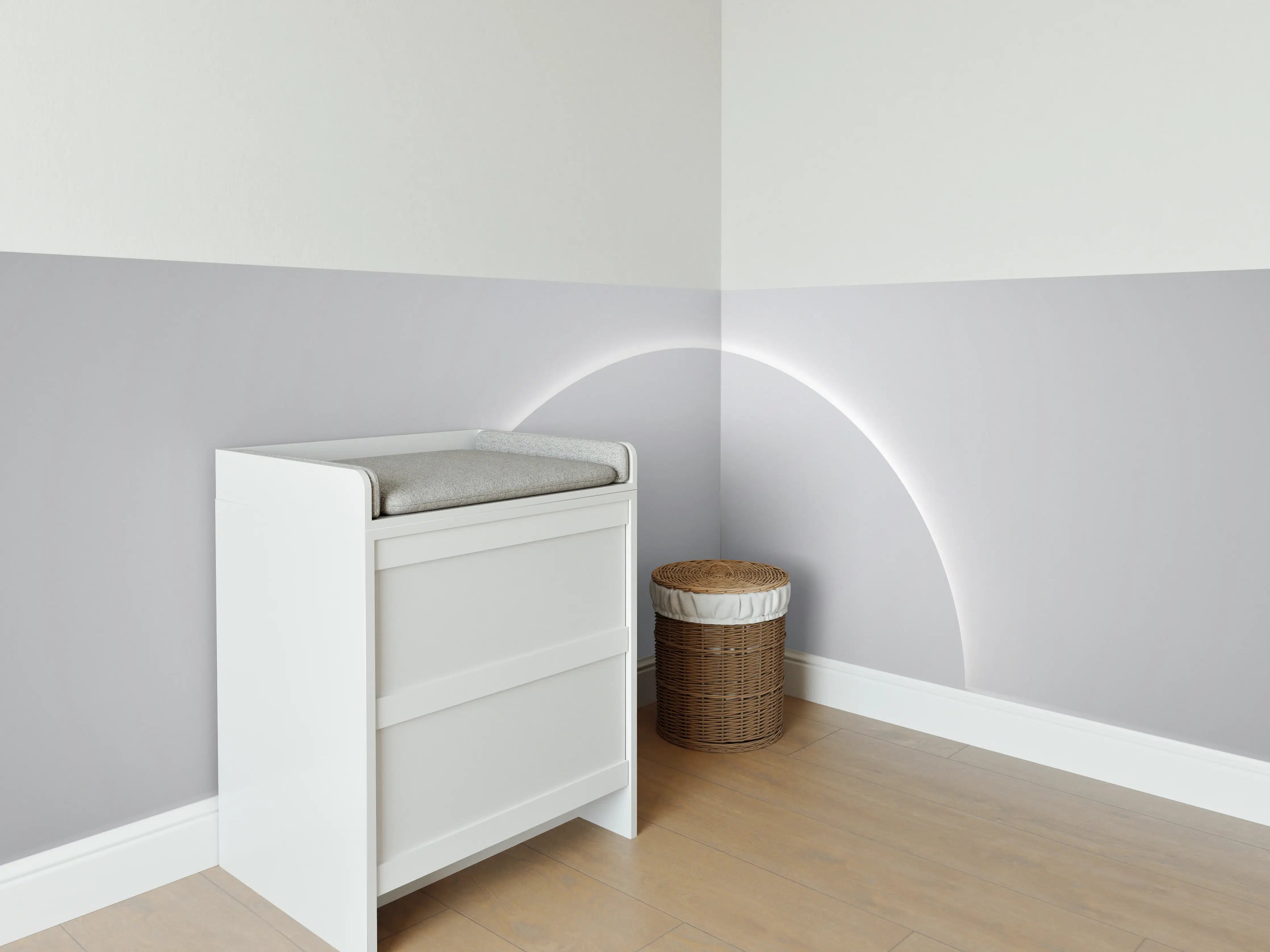 Babyzimmer Wandgestaltung - Minimalistischer Weiß-Grauer Sockel