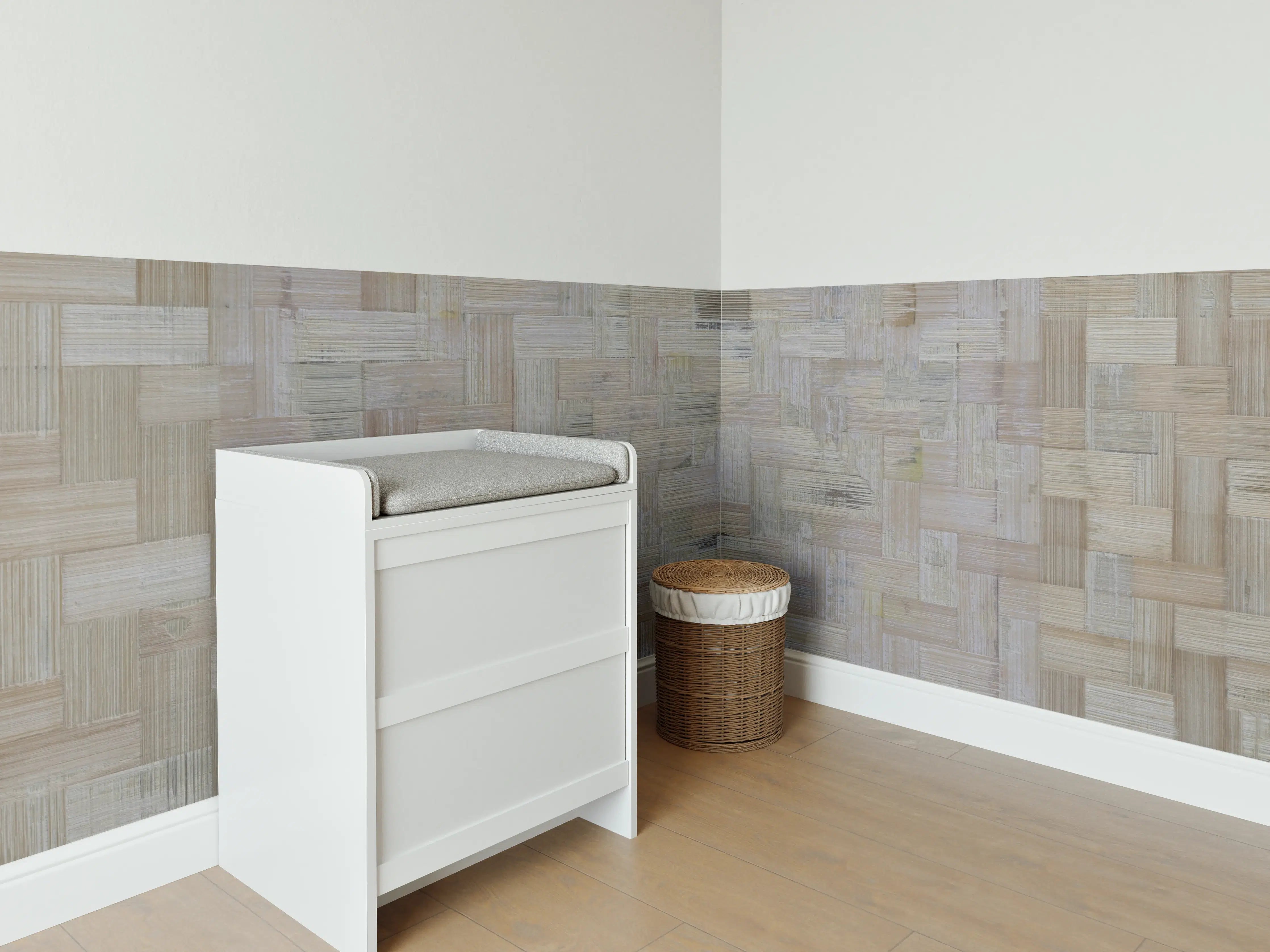 Babyzimmer Wandgestaltung - Moderne Holzpaneel-Optik mit natürlichem Charme