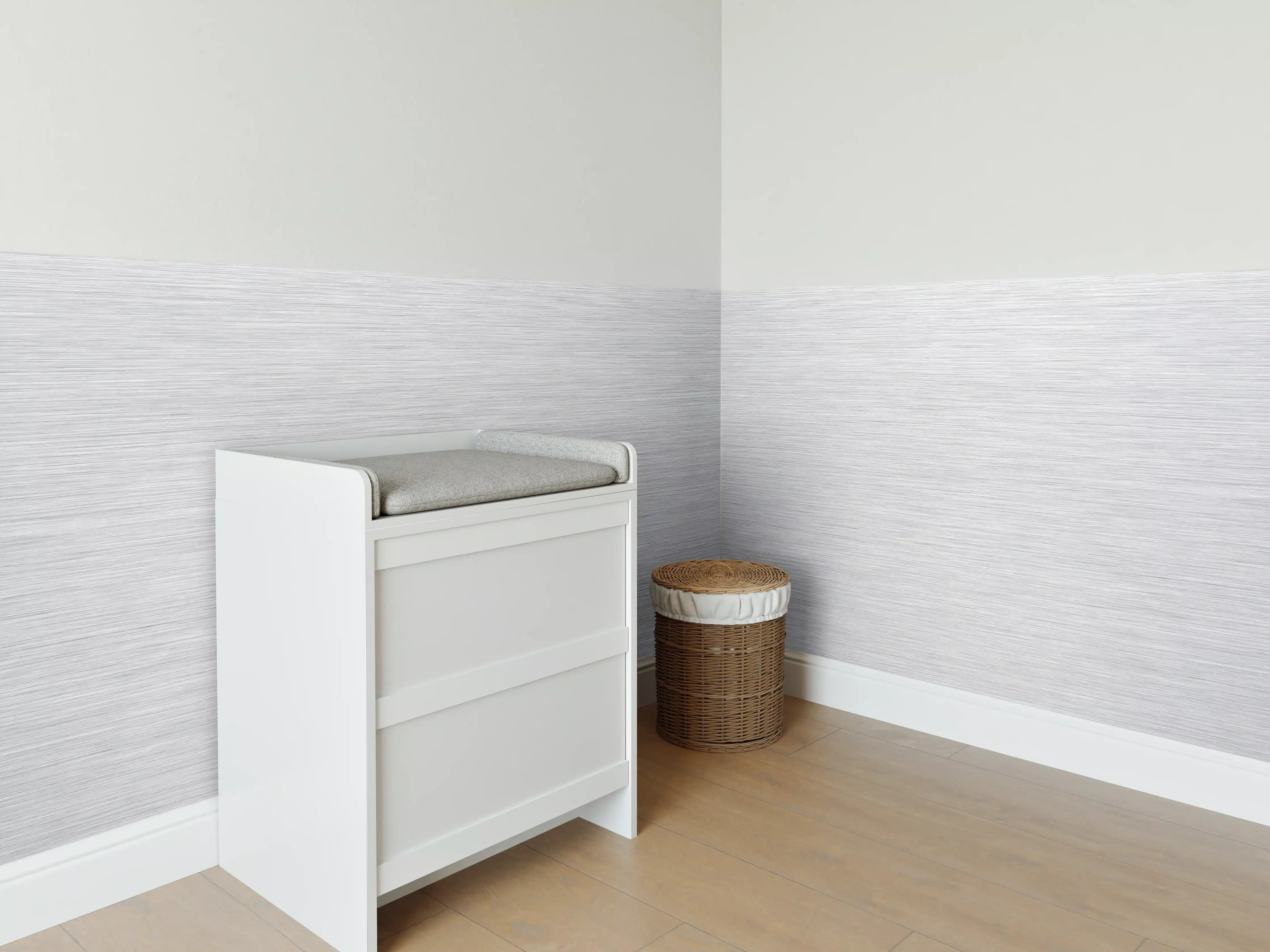 Babyzimmer Wandgestaltung - Moderne Metalltextur in Silberoptik