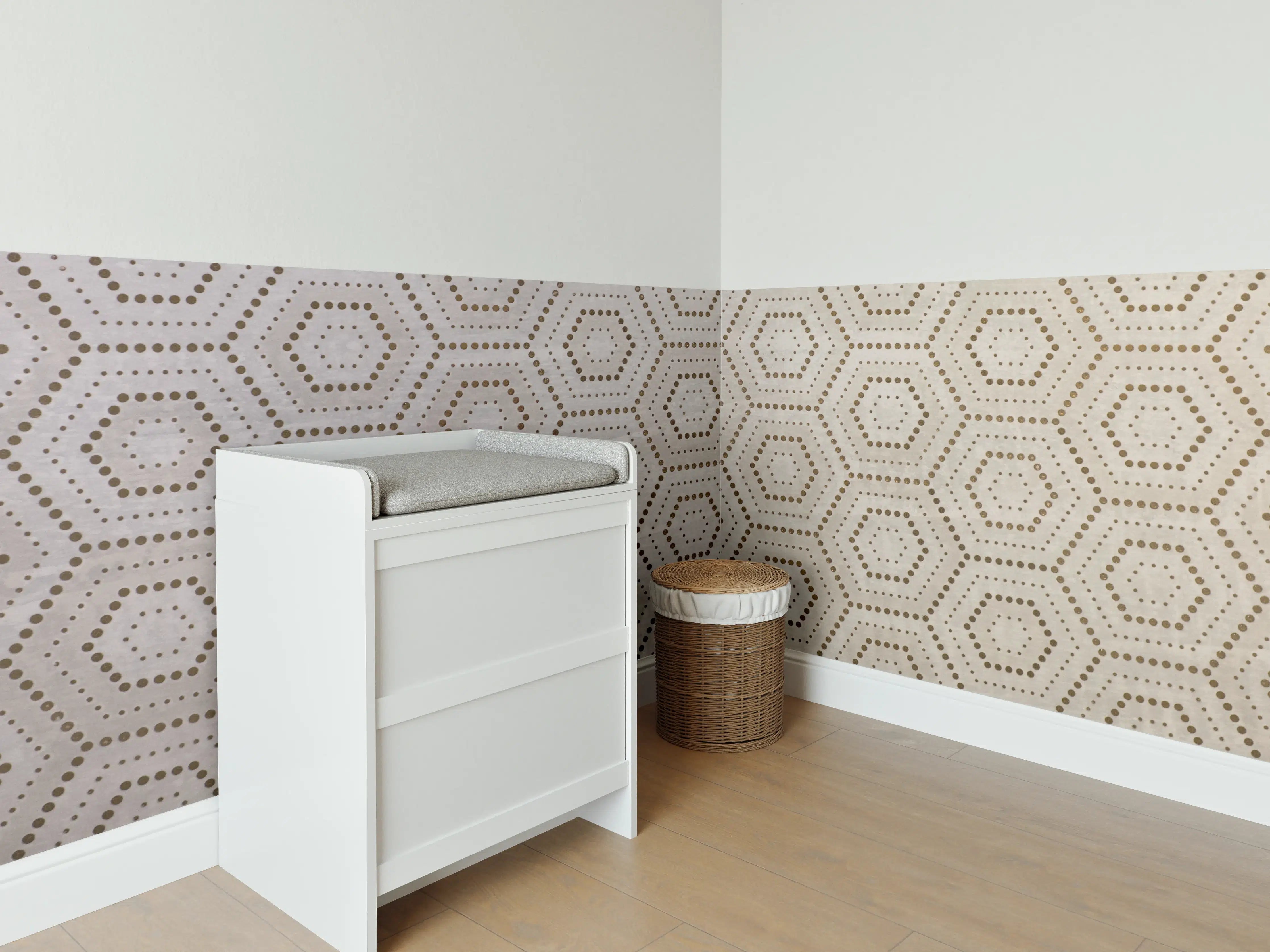 Babyzimmer Wandgestaltung - Moderne geometrische Muster in Beige und Grau