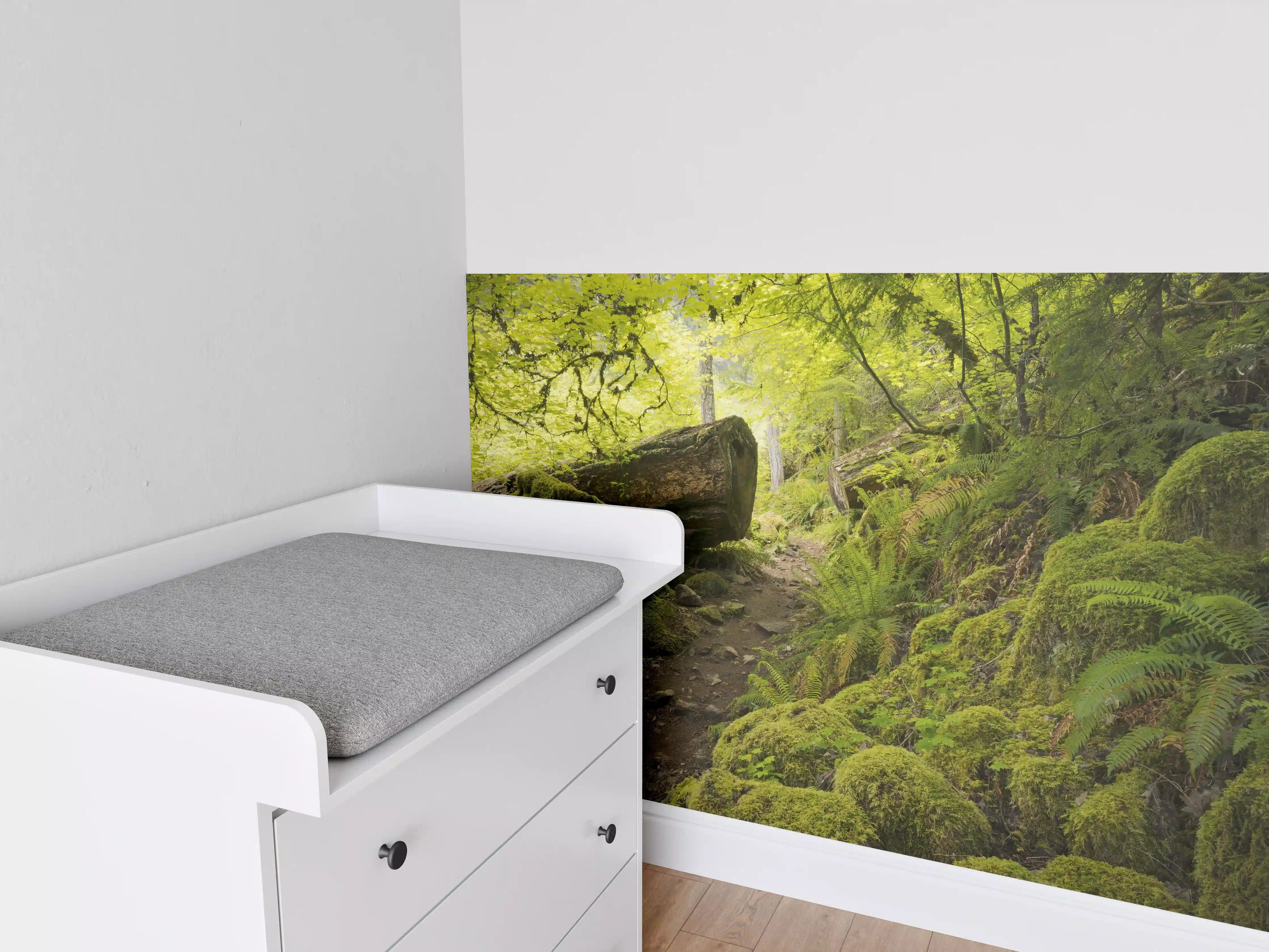 Babyzimmer Wandgestaltung - Moosiger Weg im Wald