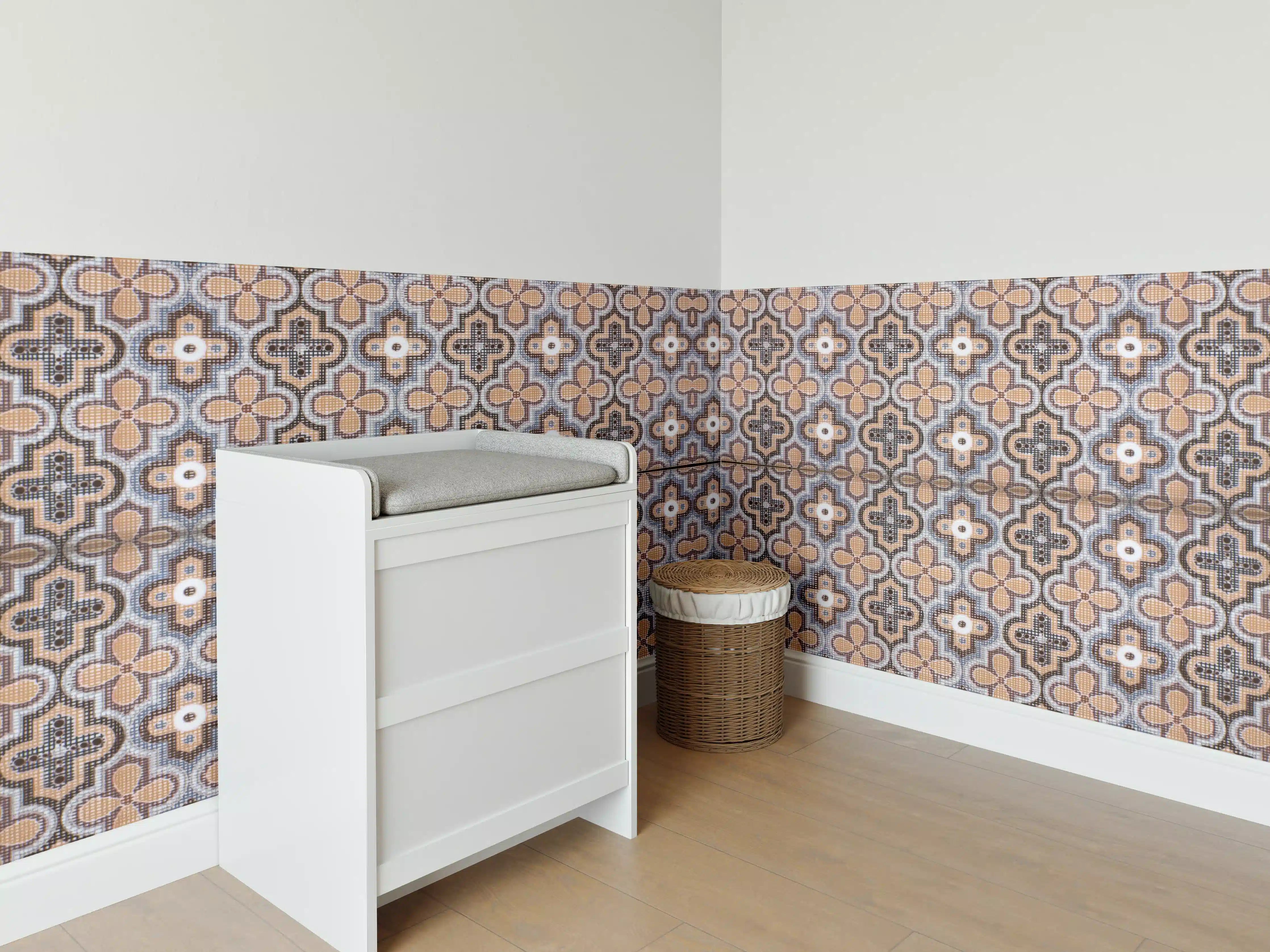 Babyzimmer Wandgestaltung - Mosaikfliesen in warmen Erdtönen