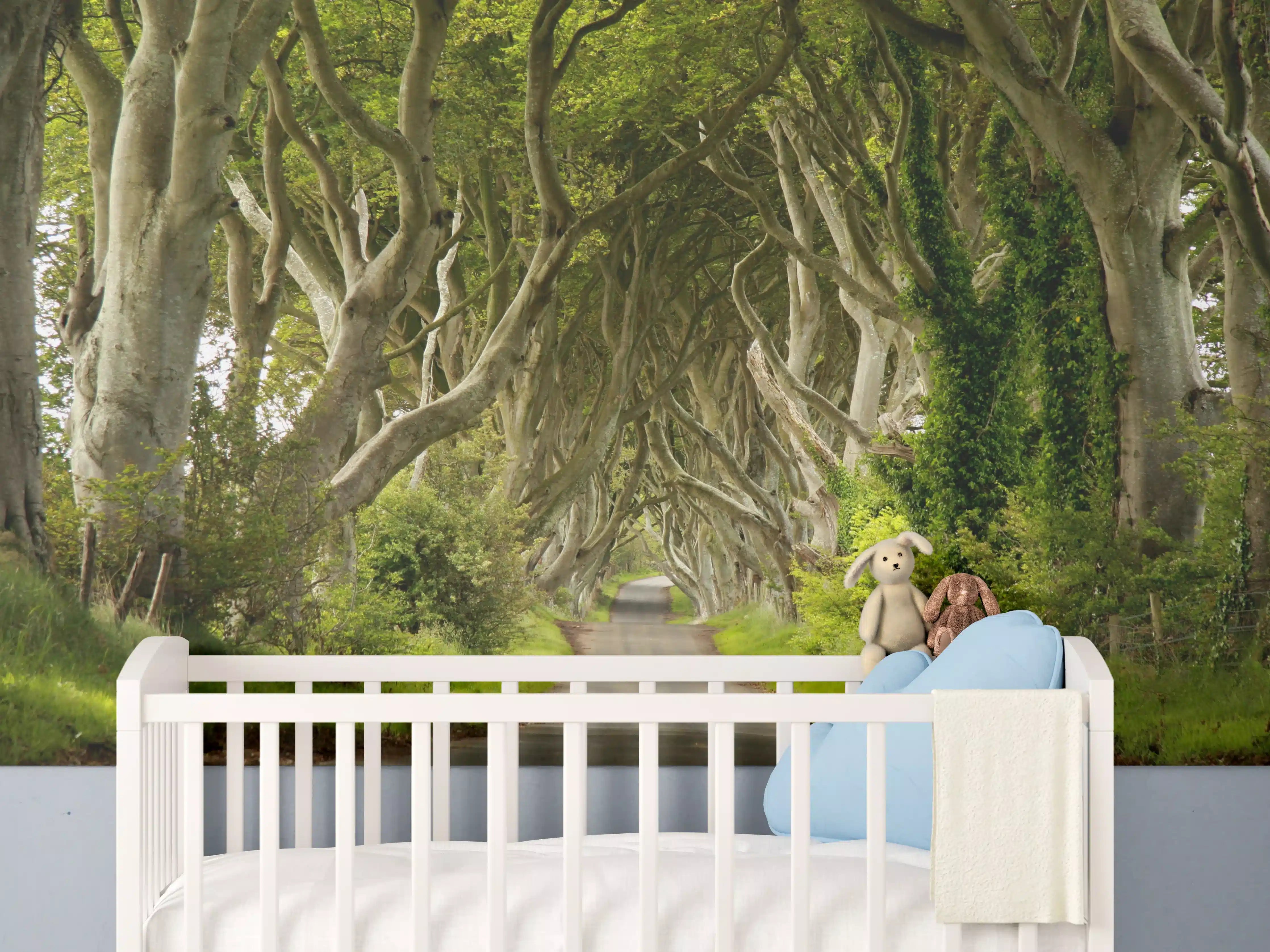 Babyzimmer Wandgestaltung - Mystischer Baumhain in Grün