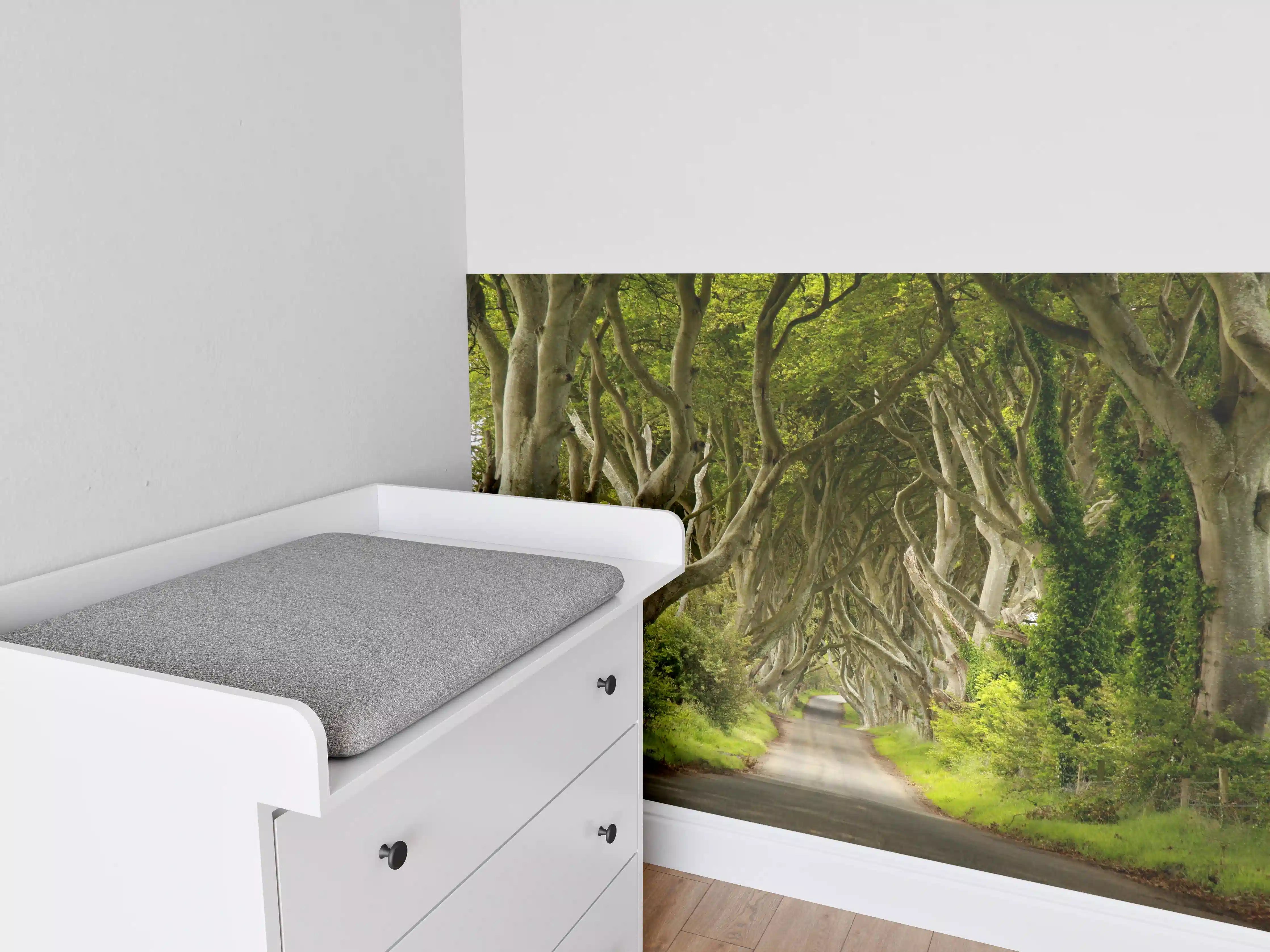 Babyzimmer Wandgestaltung - Mystischer Baumhain in Grün