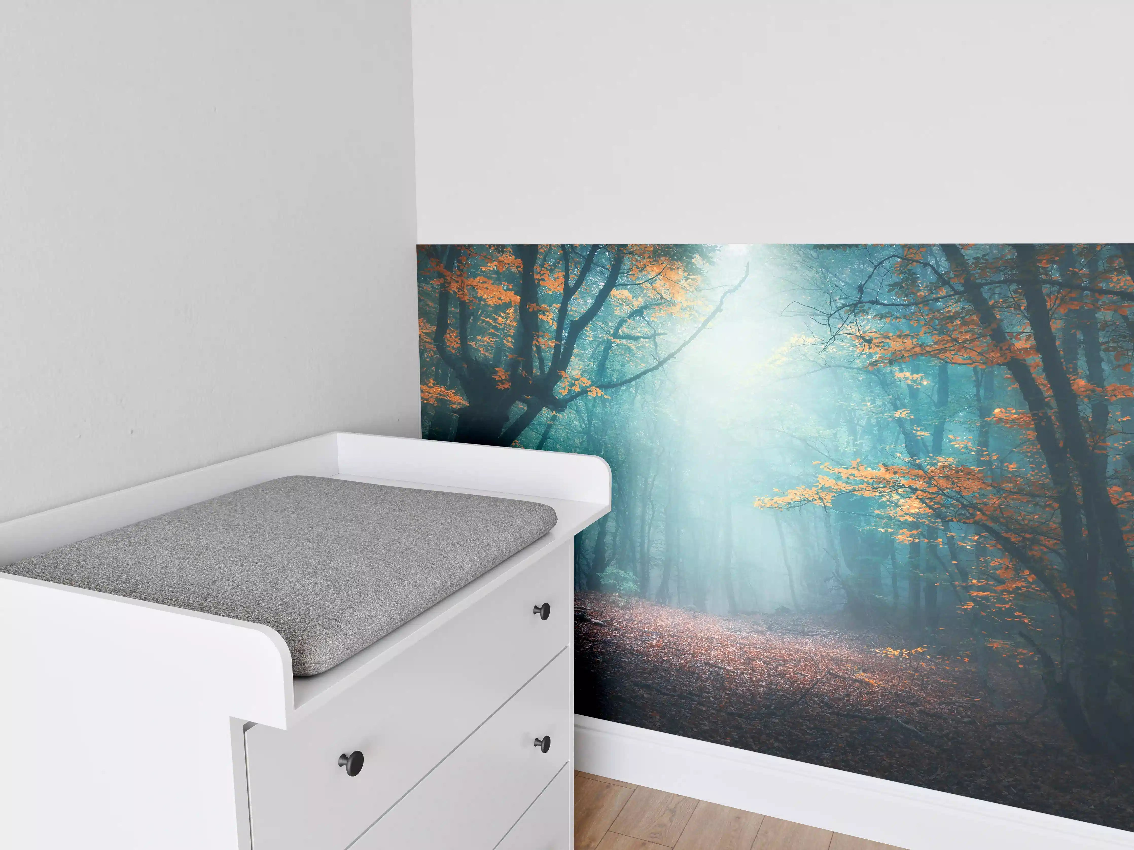 Babyzimmer Wandgestaltung - Mystischer Nebelwald im Morgenlicht