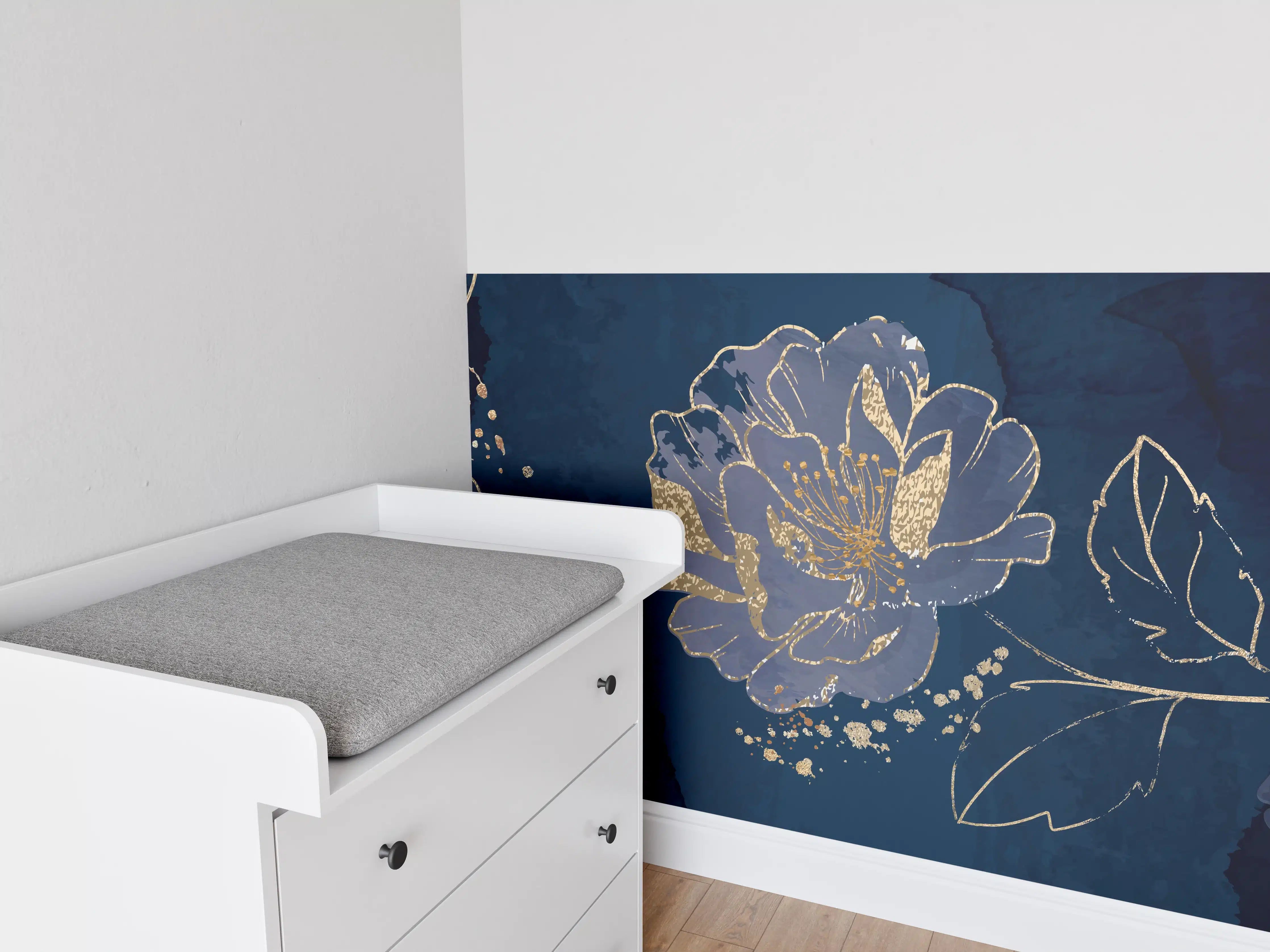 Babyzimmer Wandgestaltung - Nachtblaue Blumen Goldakzente