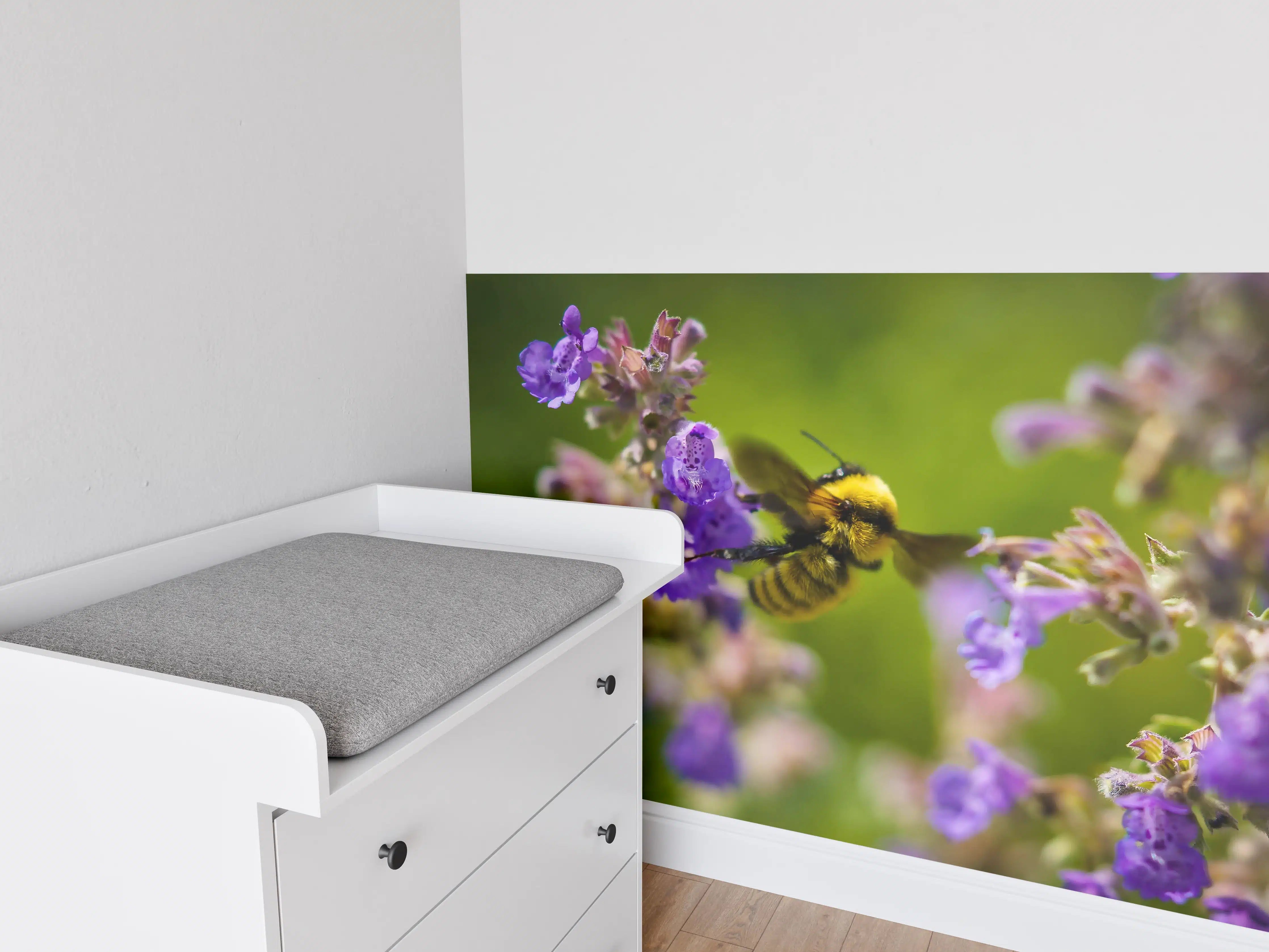 Babyzimmer Wandgestaltung - Nahaufnahme einer Honigbiene