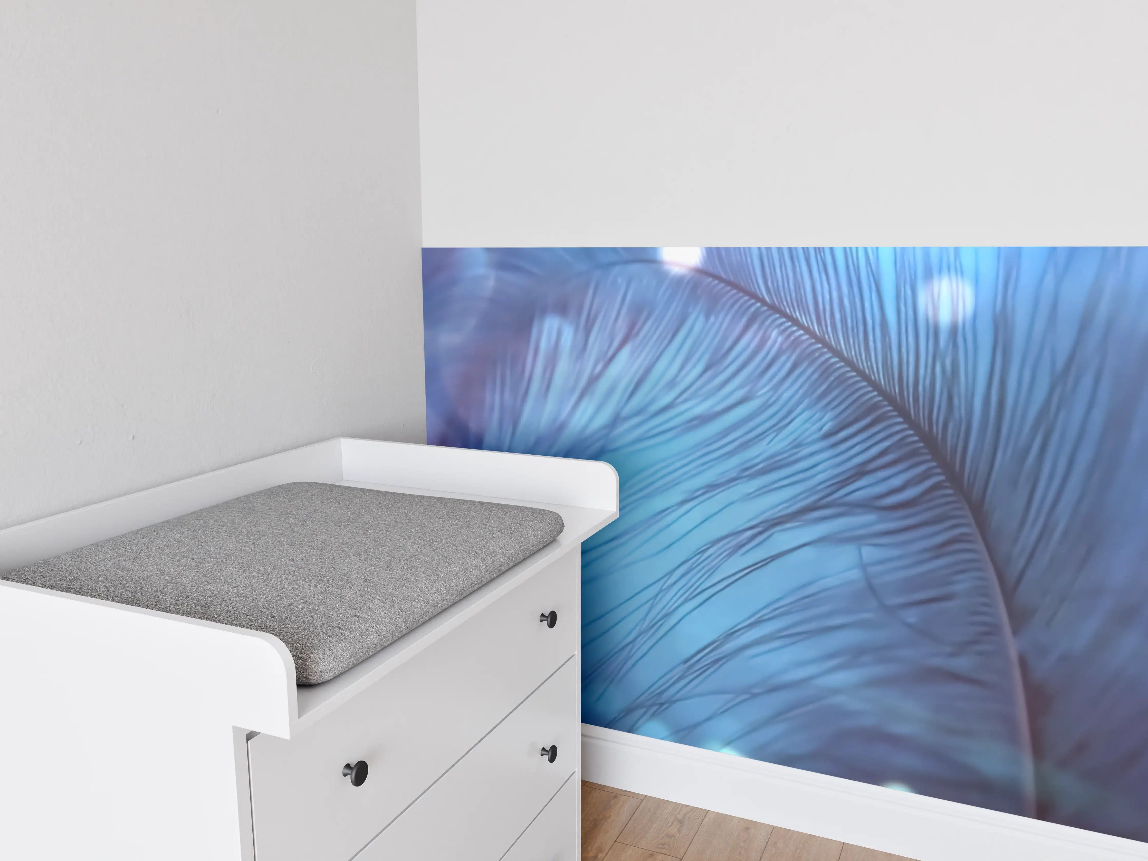 Babyzimmer Wandgestaltung - Nahaufnahme einer blauen Feder