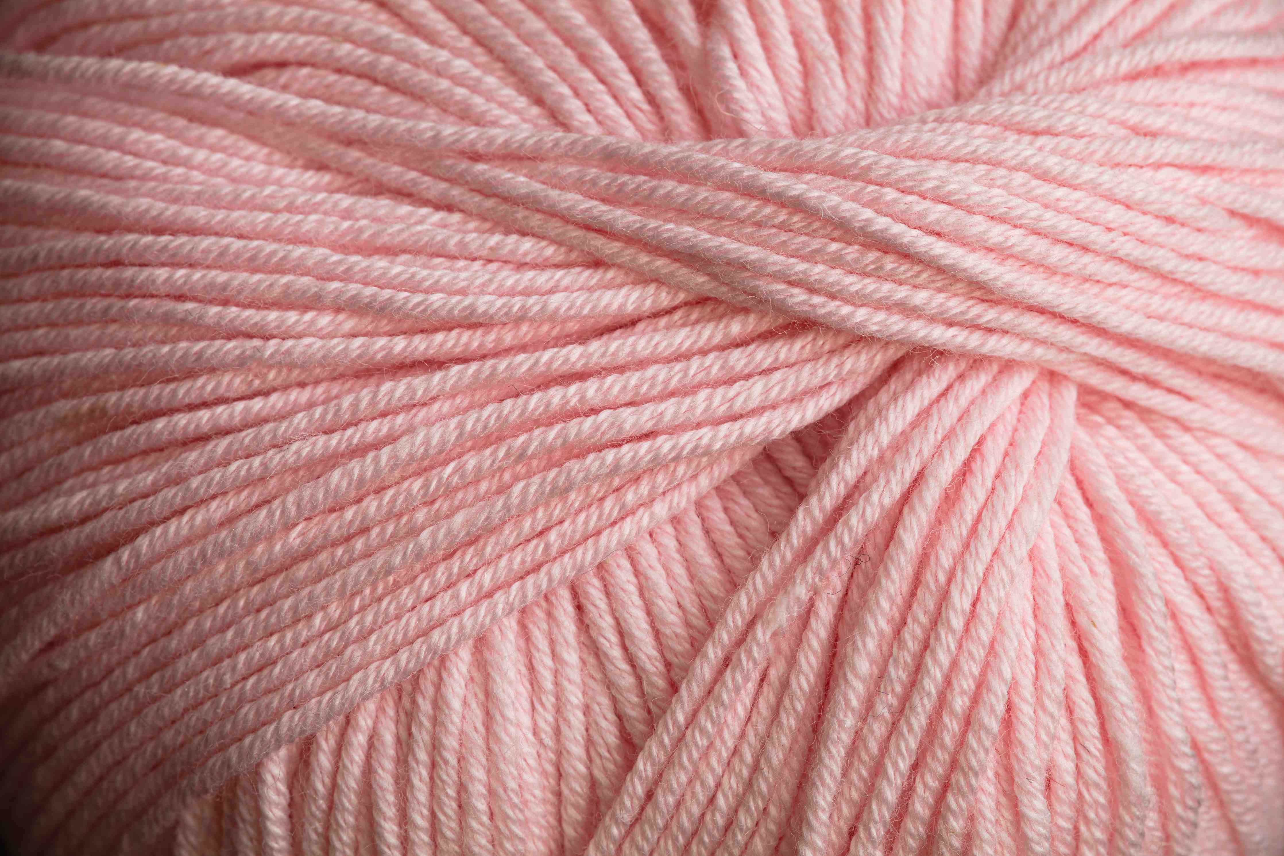 Babyzimmer Wandgestaltung-Nahaufnahme eines rosa Garnknäuels
