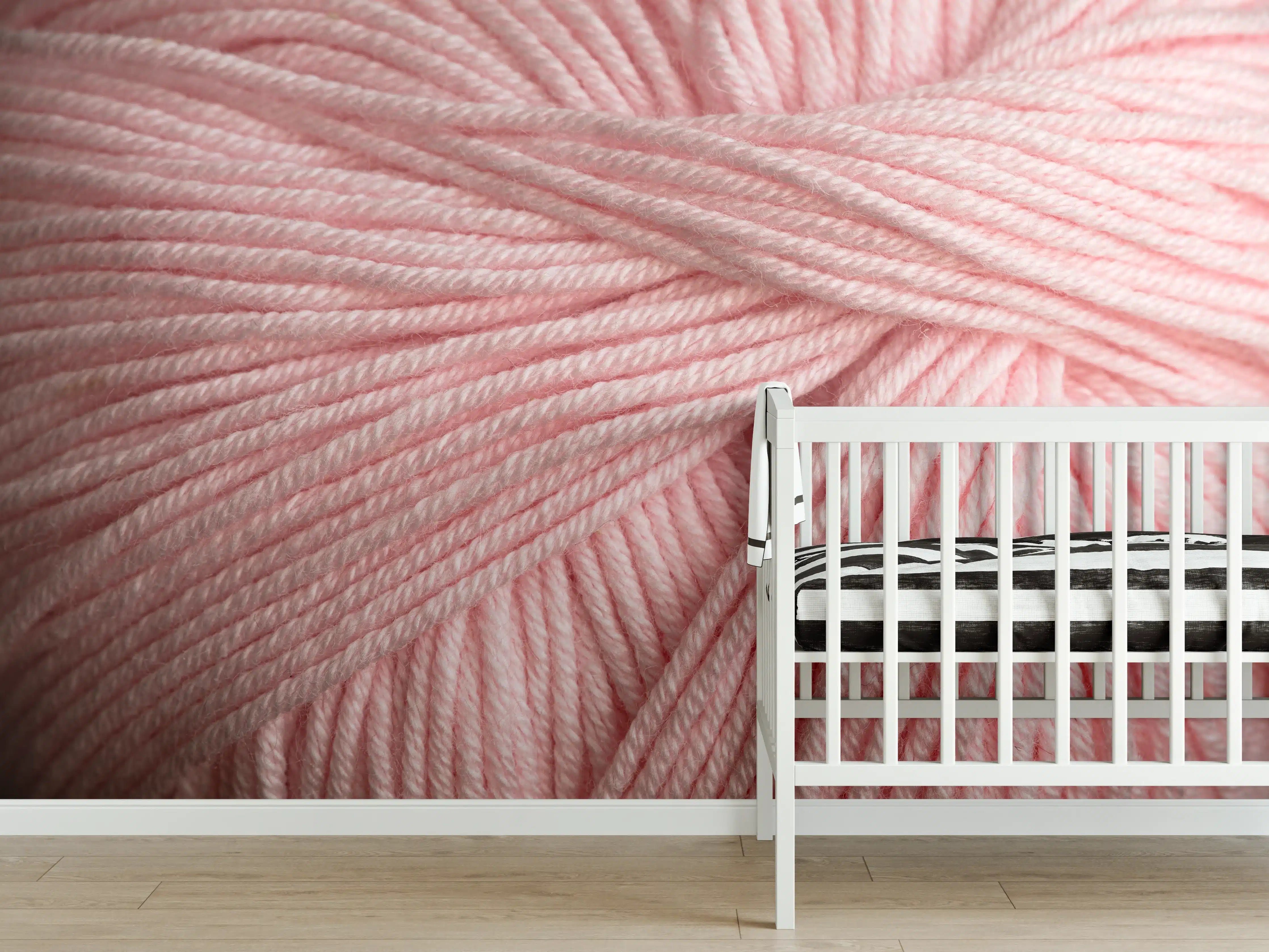 Babyzimmer Wandgestaltung - Nahaufnahme eines rosa Garnknäuels
