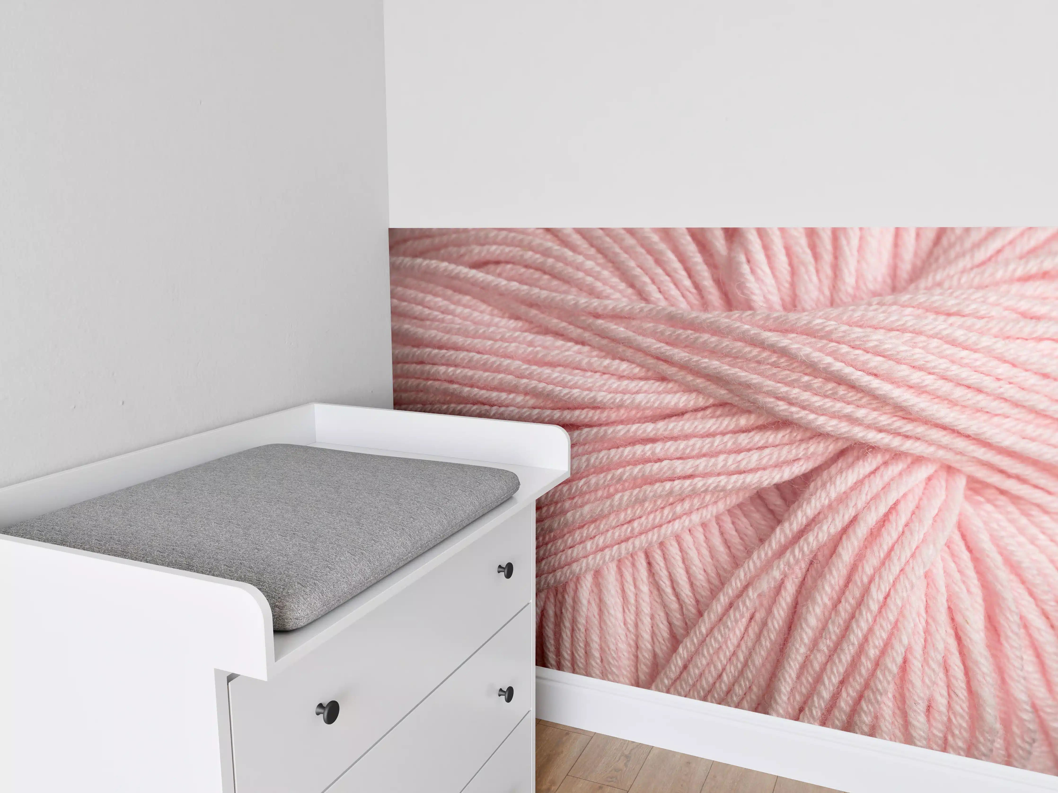 Babyzimmer Wandgestaltung - Nahaufnahme eines rosa Garnknäuels