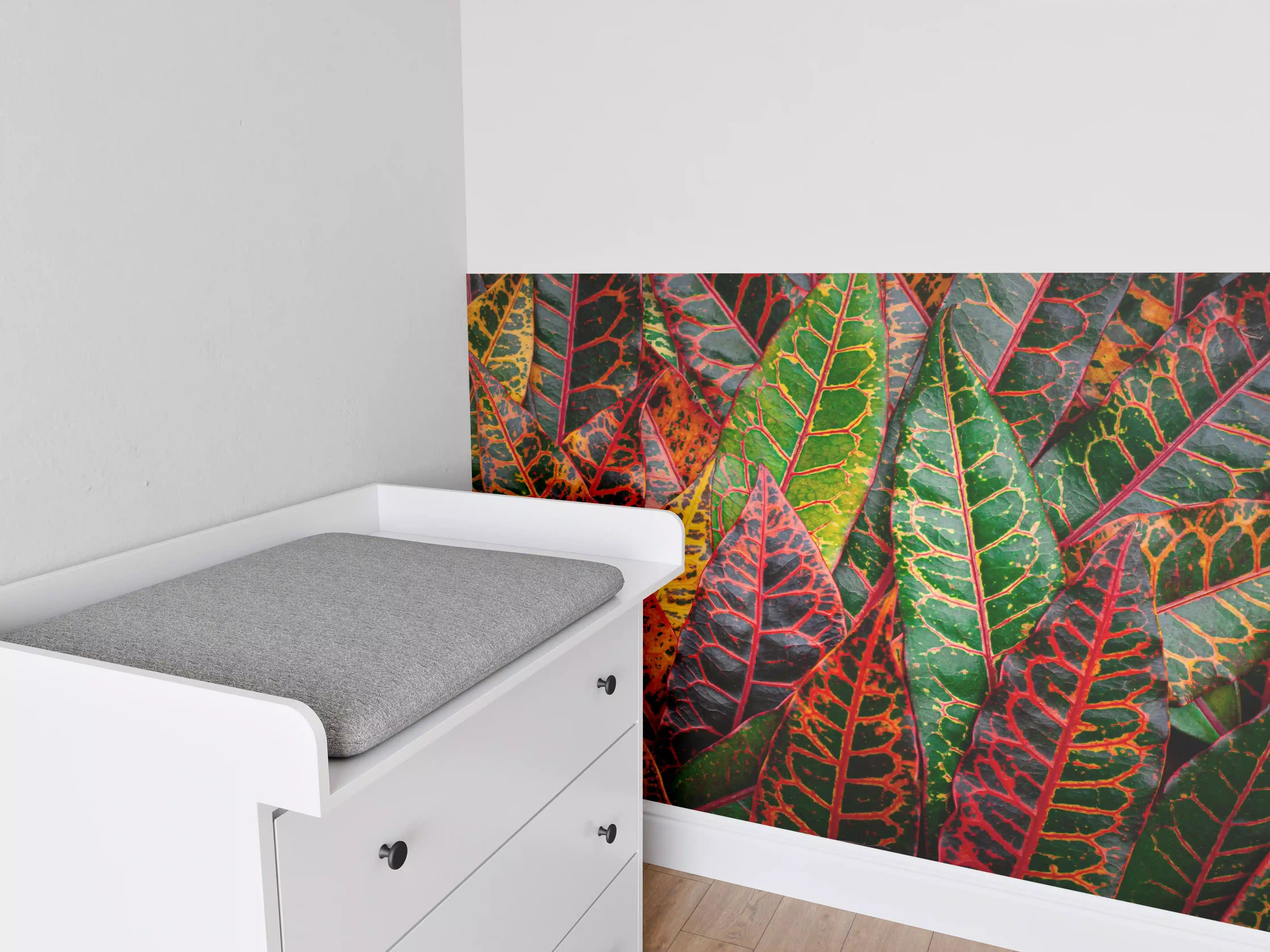 Babyzimmer Wandgestaltung - Nahaufnahme von einzigartigen bunten Blättern