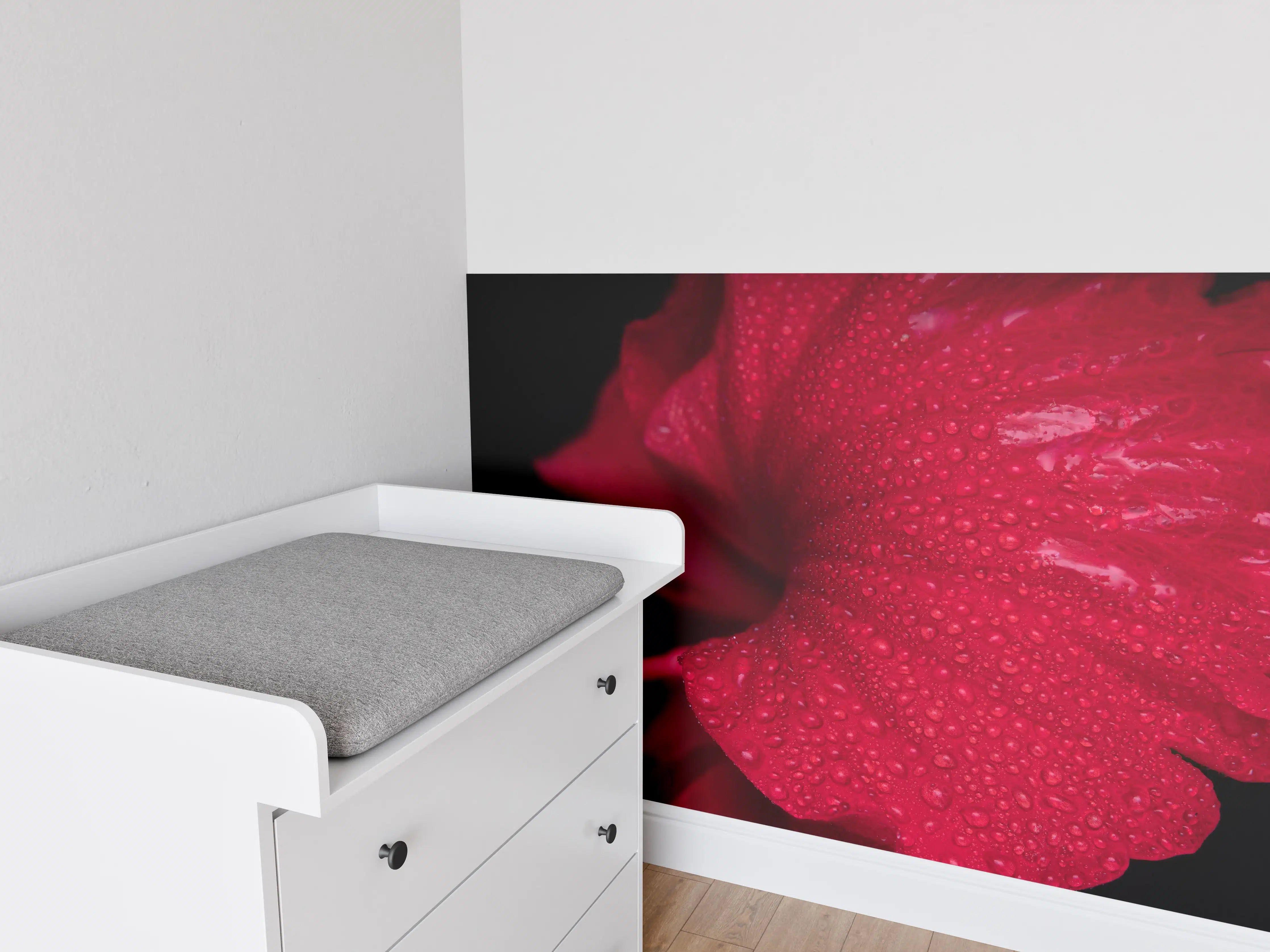 Babyzimmer Wandgestaltung - Nahaufnahme von rötlicher Frühlingsblume mit Regentropfen