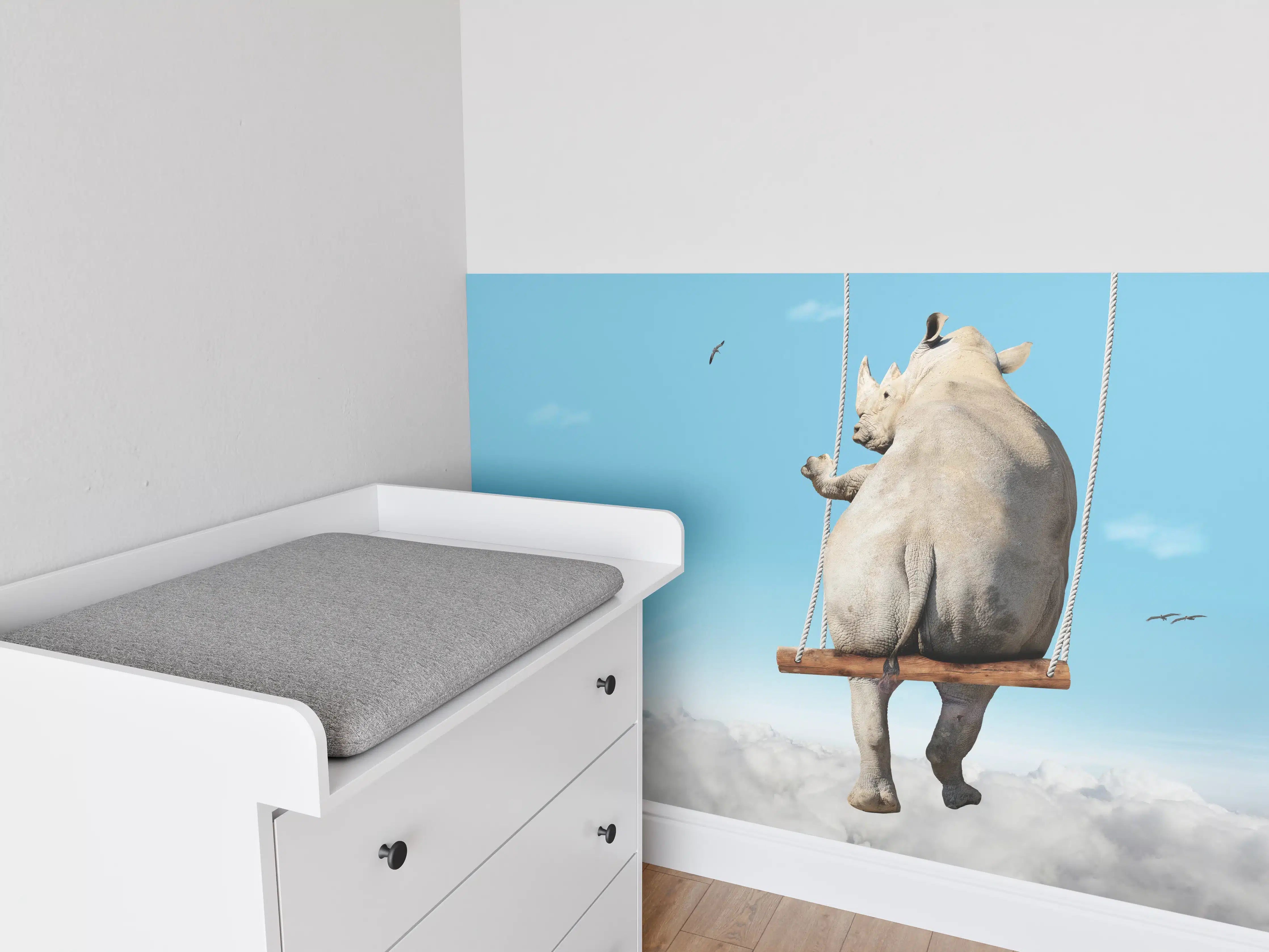 Babyzimmer Wandgestaltung - Nashorn schaukelt über den Wolken