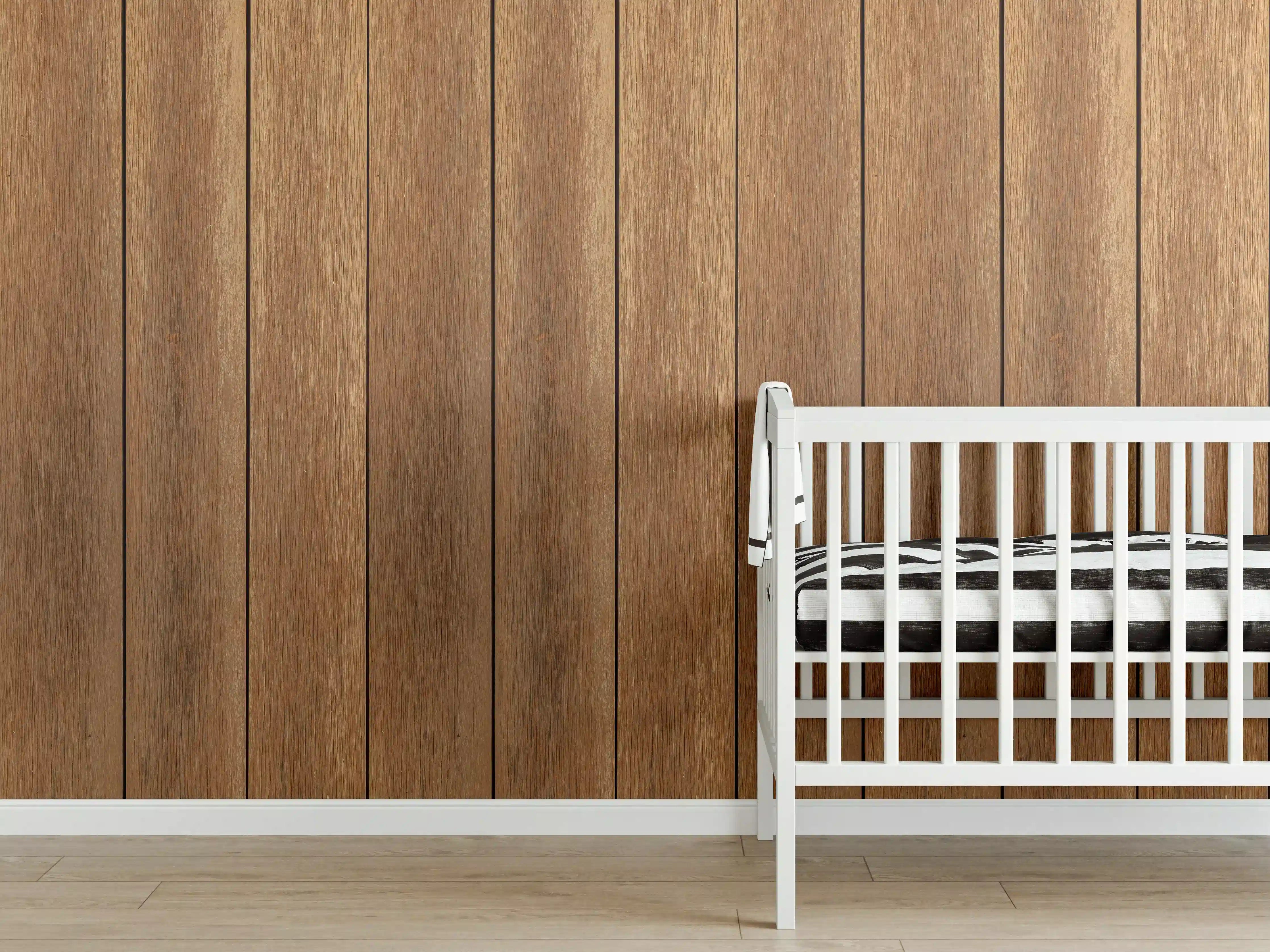 Babyzimmer Wandgestaltung - Natürliche satte bräunliche Holzplanken