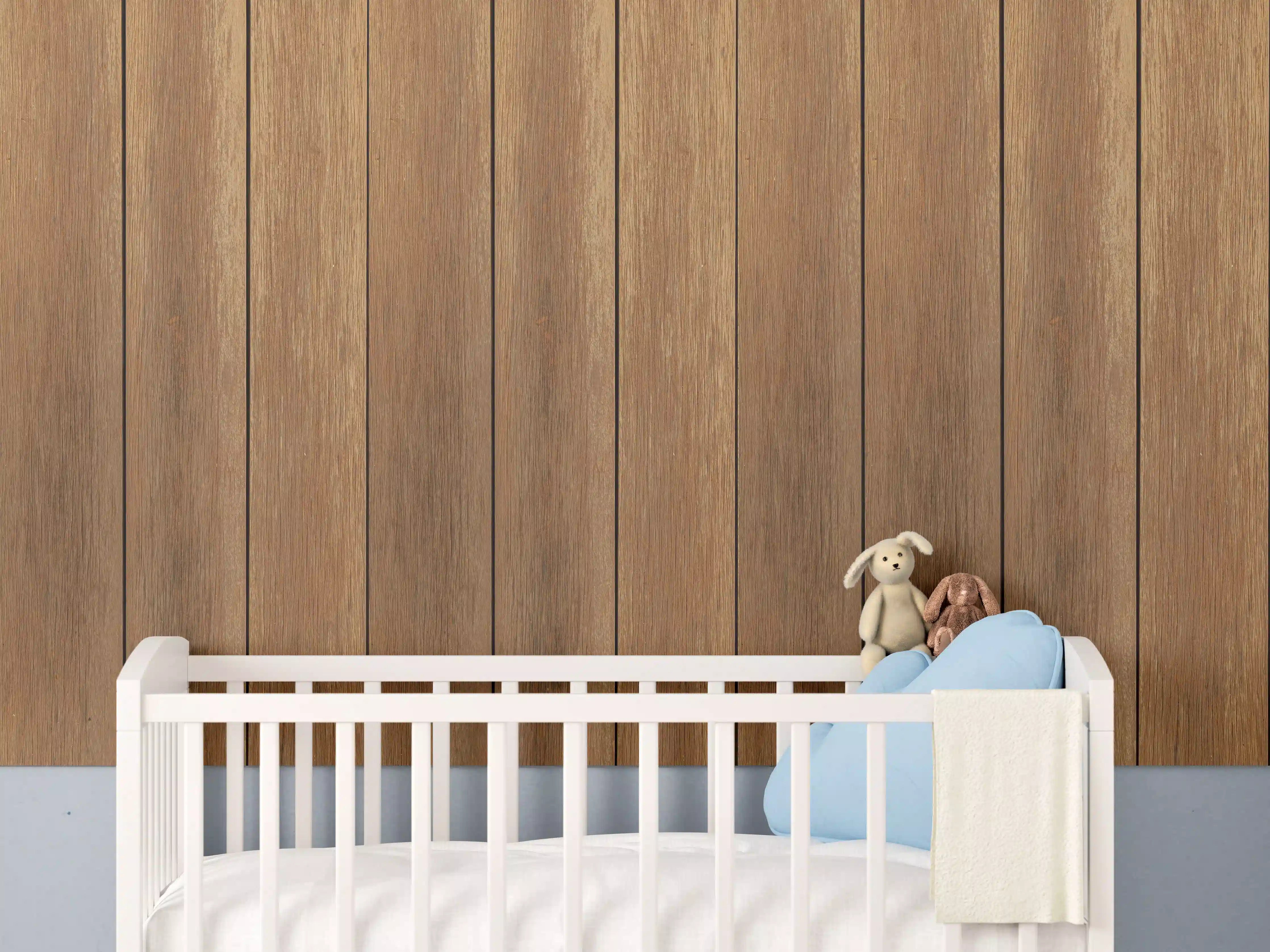 Babyzimmer Wandgestaltung - Natürliche satte bräunliche Holzplanken