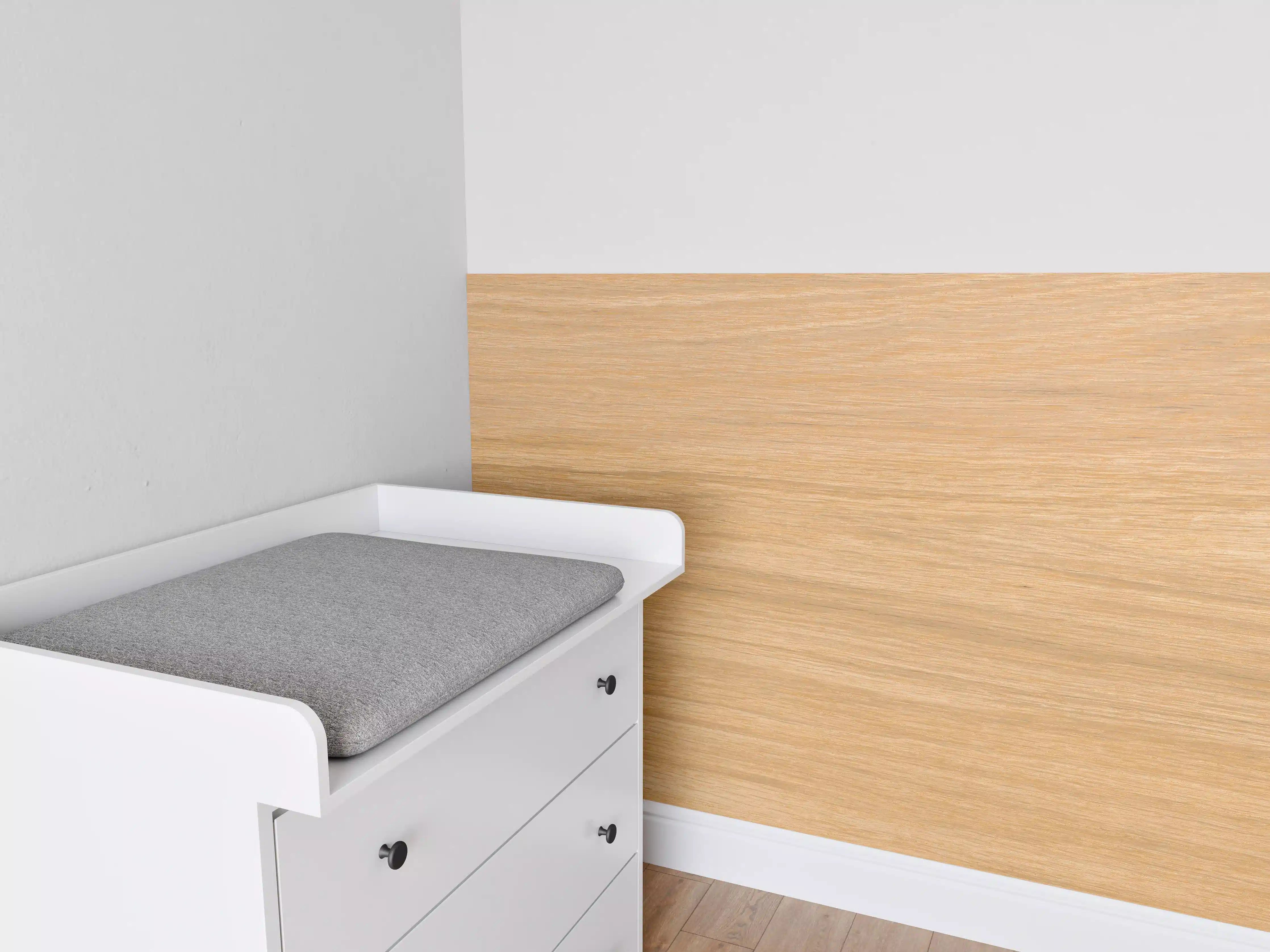 Babyzimmer Wandgestaltung - Natürliches helles Hartholz