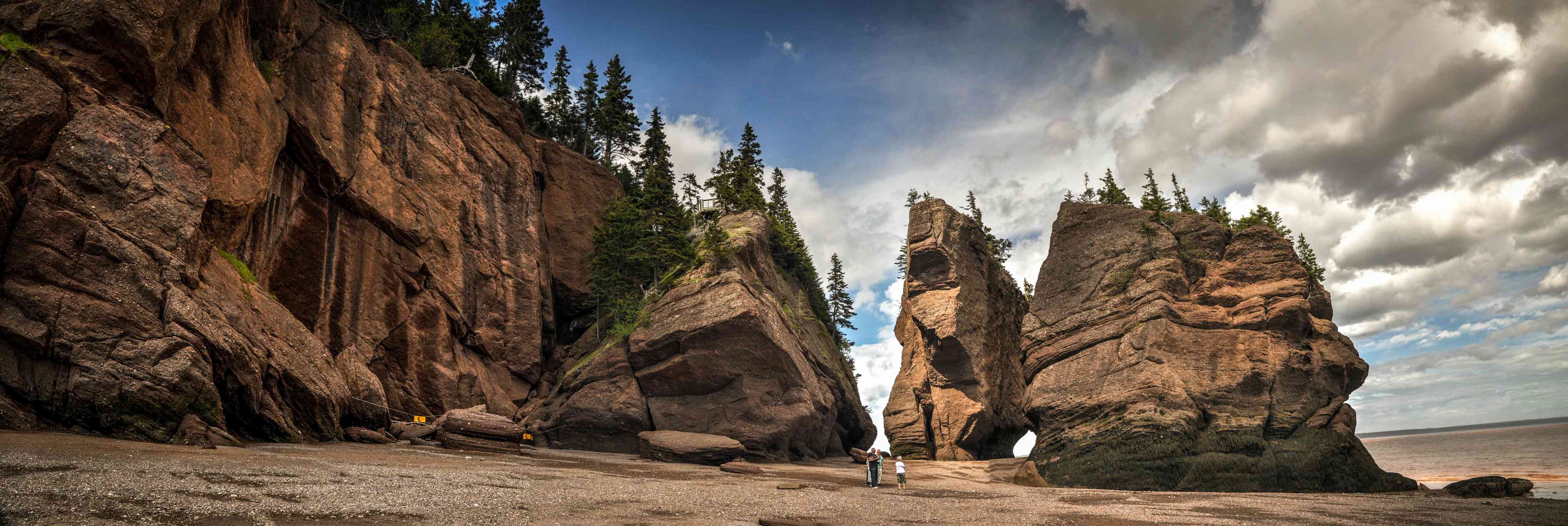 Babyzimmer Wandgestaltung-Naturbucht mit Felsen und Himmel